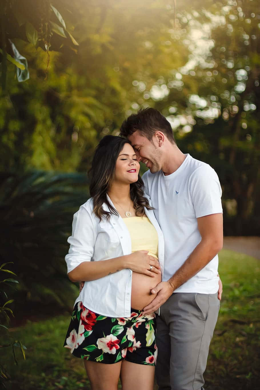 smiling pregnant couple, touching baby bump, sunlit garden, HD Phone Wallpaper