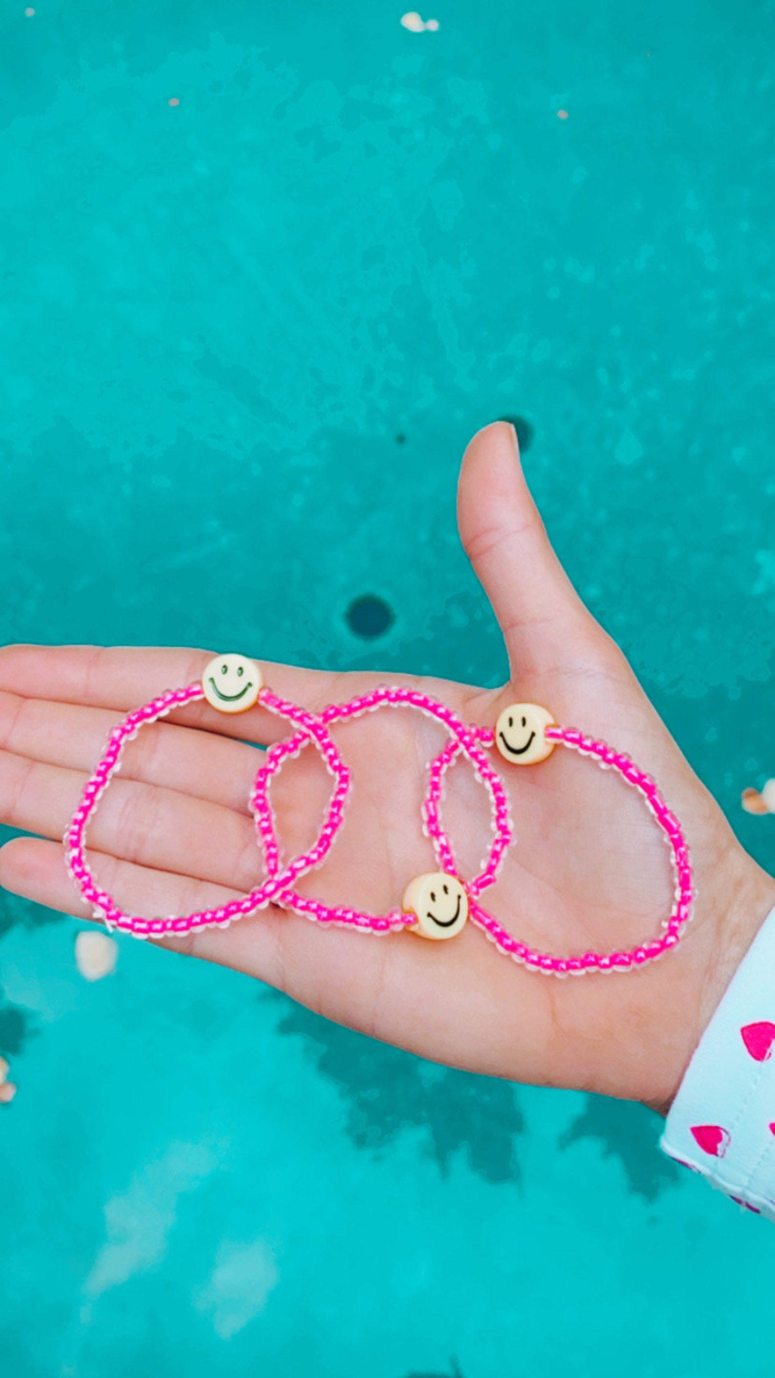 Preppy Smiley Face Bracelets, bright pink beaded bracelets, smiley face beads, 2K Phone Wallpaper