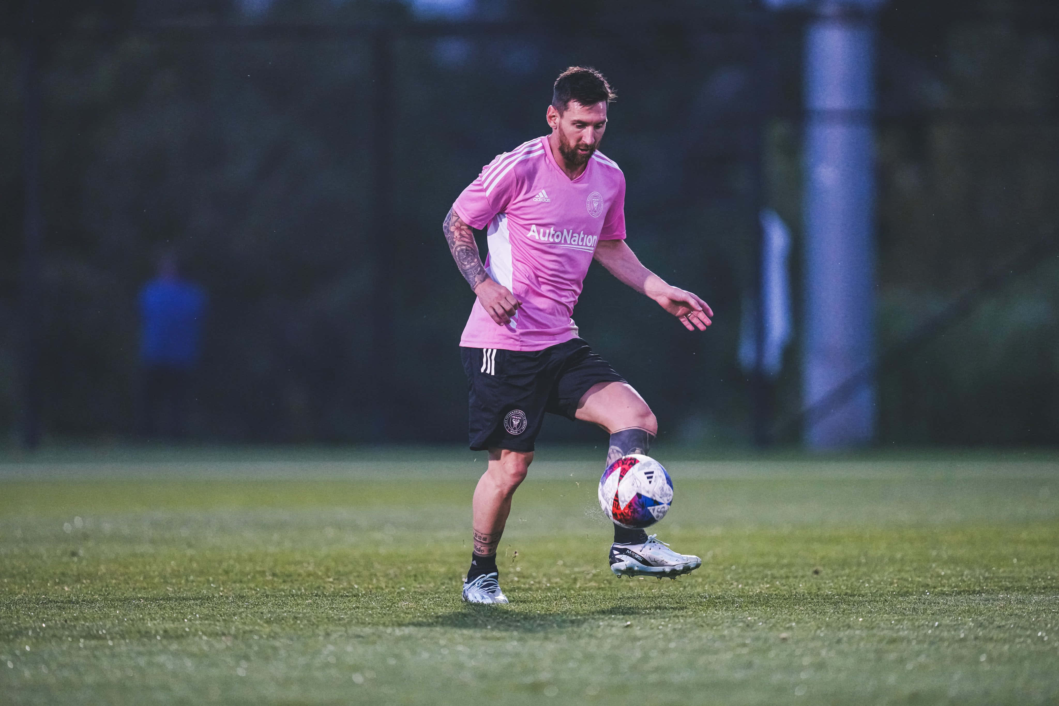 soccer player, pink jersey, colorful ball, 4K Desktop Wallpaper