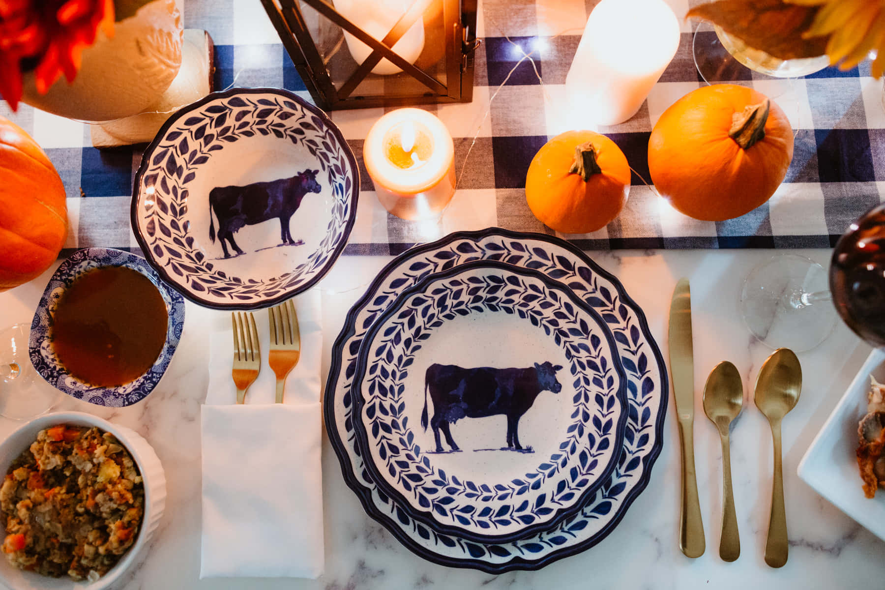 Preppy Thanksgiving, blue and white cow-patterned plates, gold cutlery, HD Desktop Wallpaper