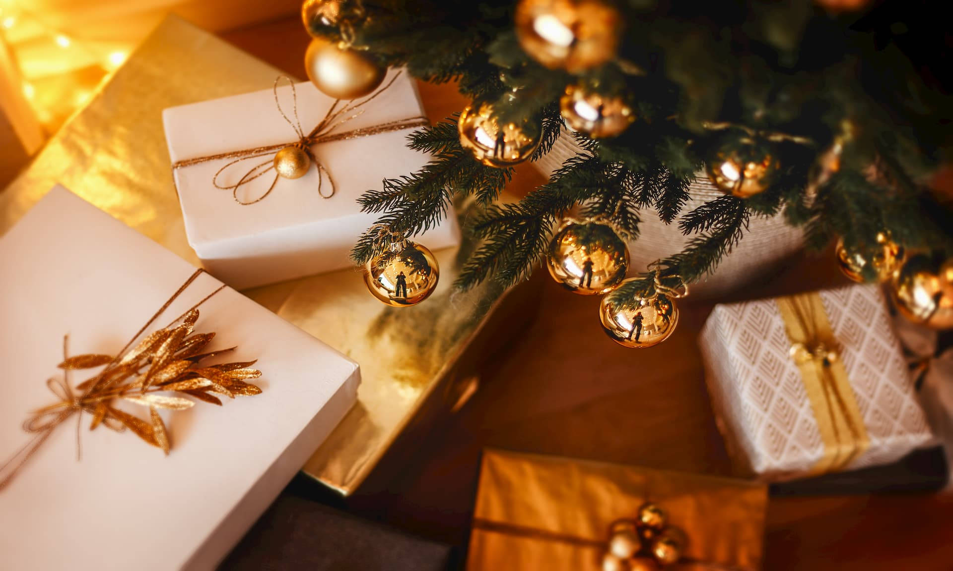 Christmas tree, golden ornaments, white gift boxes, Full HD Desktop Wallpaper
