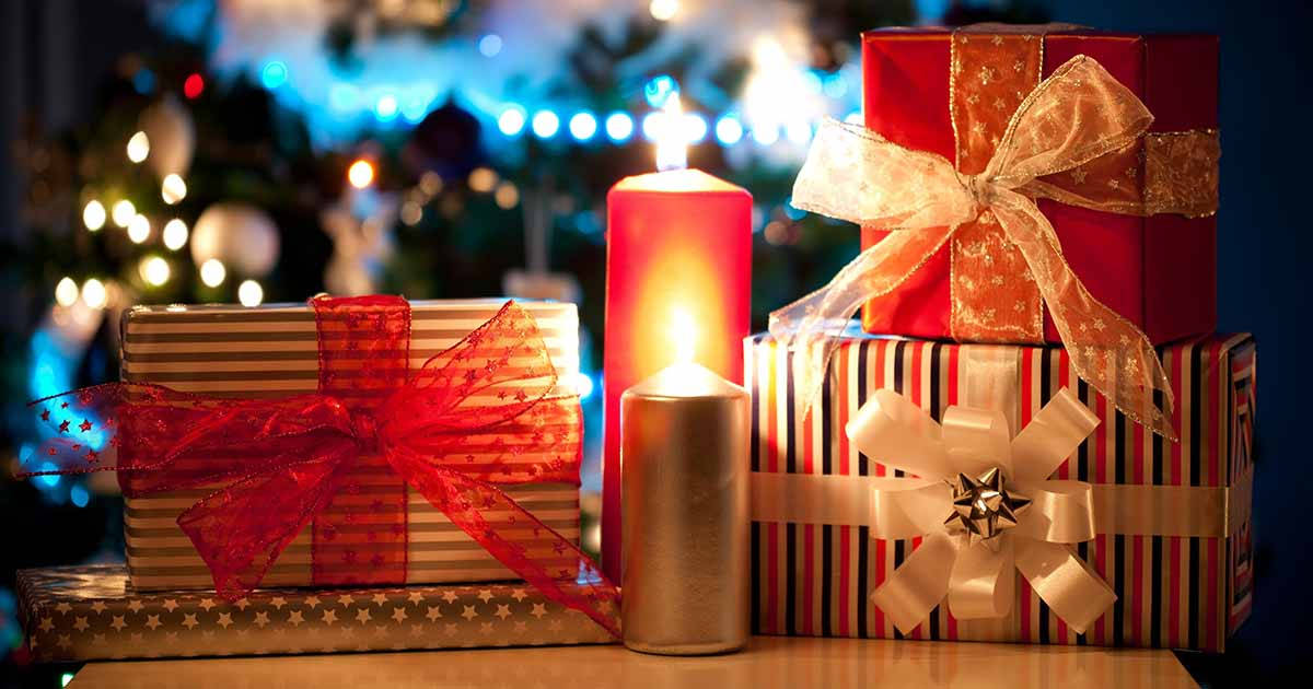 gold and red Christmas presents, red and gold bows, glowing candles, SD Desktop Wallpaper