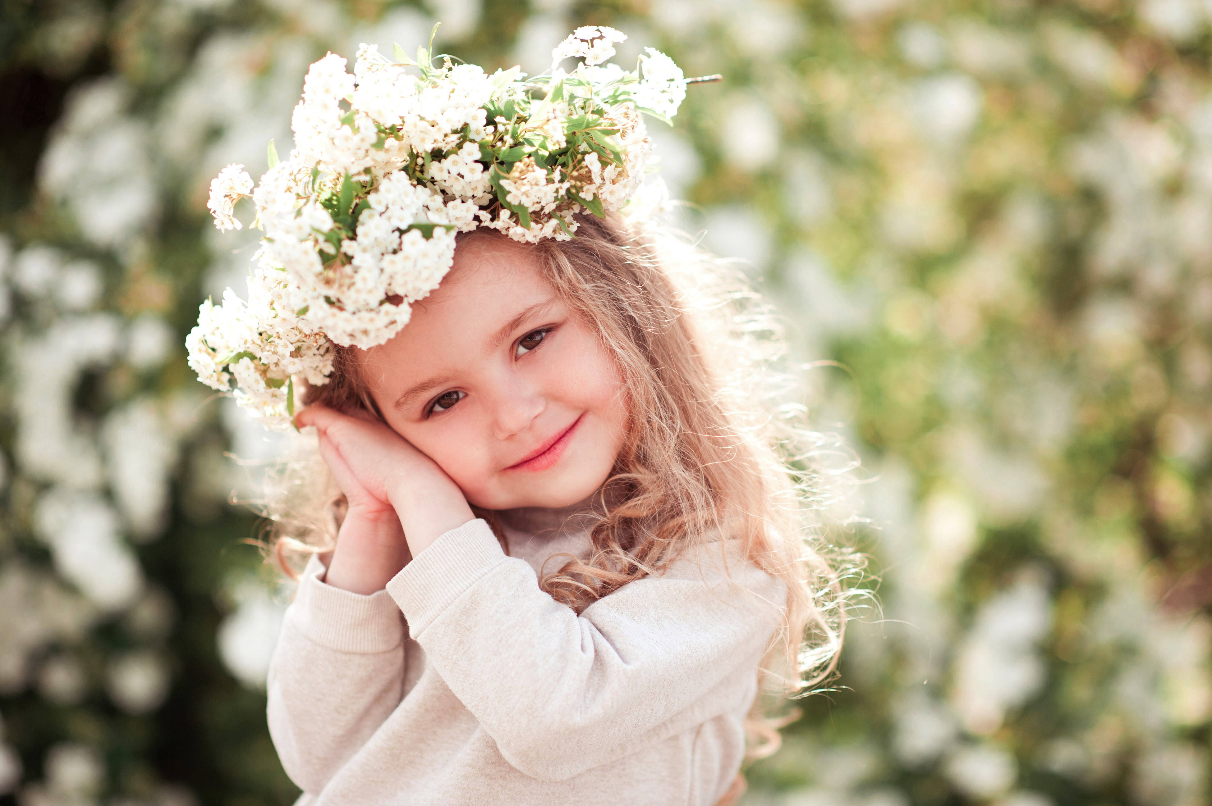 white floral crown, curly hair, smiling young girl, 4K Desktop Wallpaper