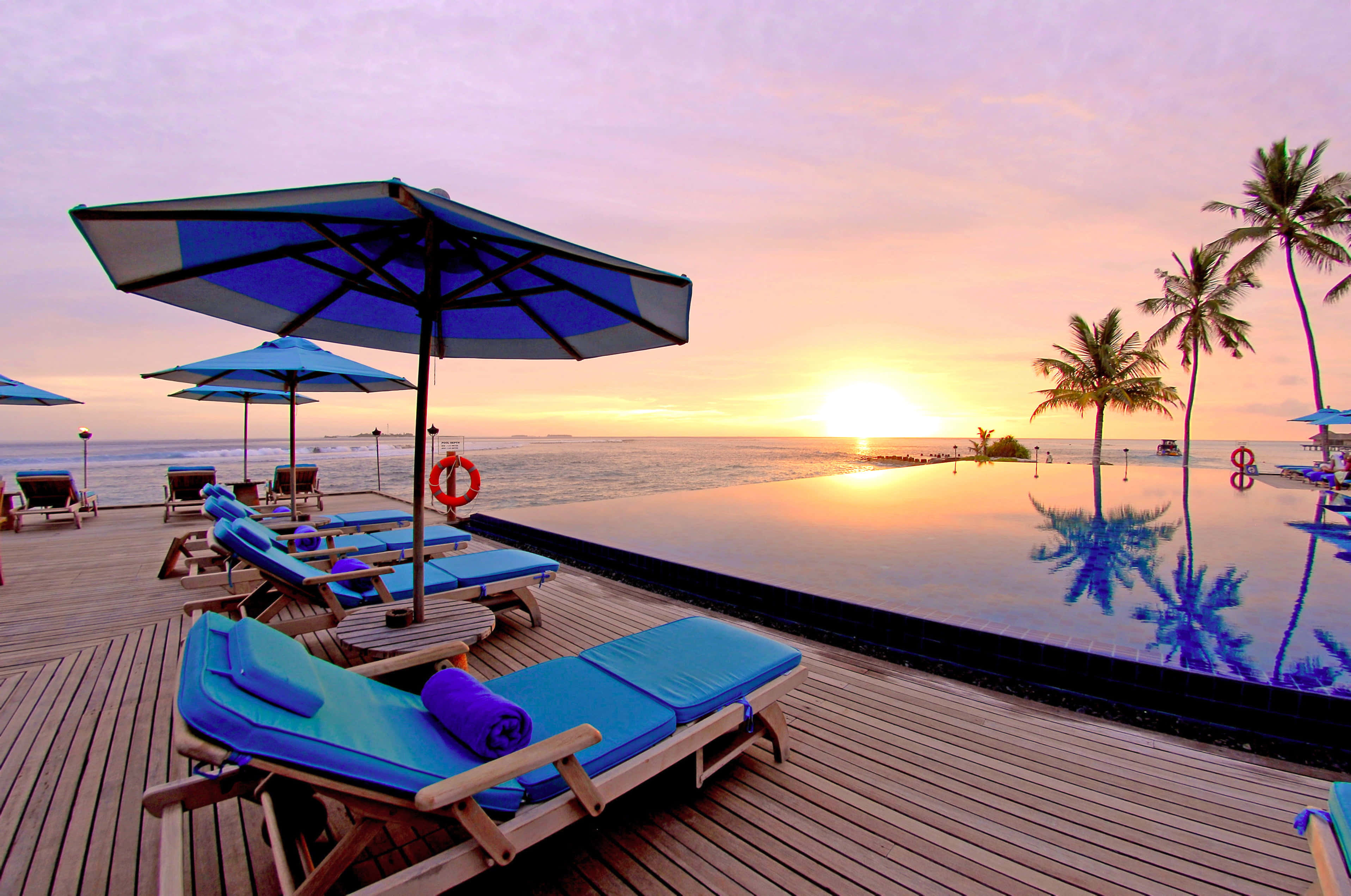 beach daybed, infinity pool, sunset, 2K Desktop Wallpaper