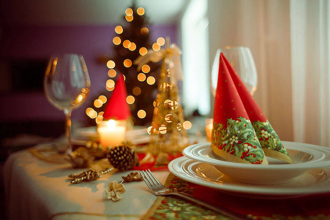 Christmas table arrangement, festive red hats, pinecones, SD Desktop Wallpaper