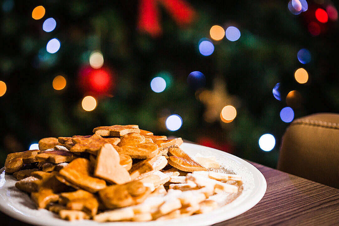gingerbread cookies, powdered sugar, wooden table, SD Desktop Wallpaper