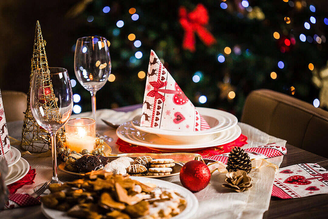 Christmas table, festive plates, cookies, SD Desktop Wallpaper