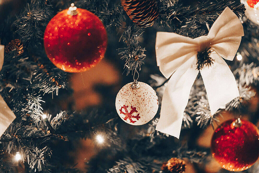 Christmas tree, red glitter ornaments, pinecones, SD Desktop Wallpaper