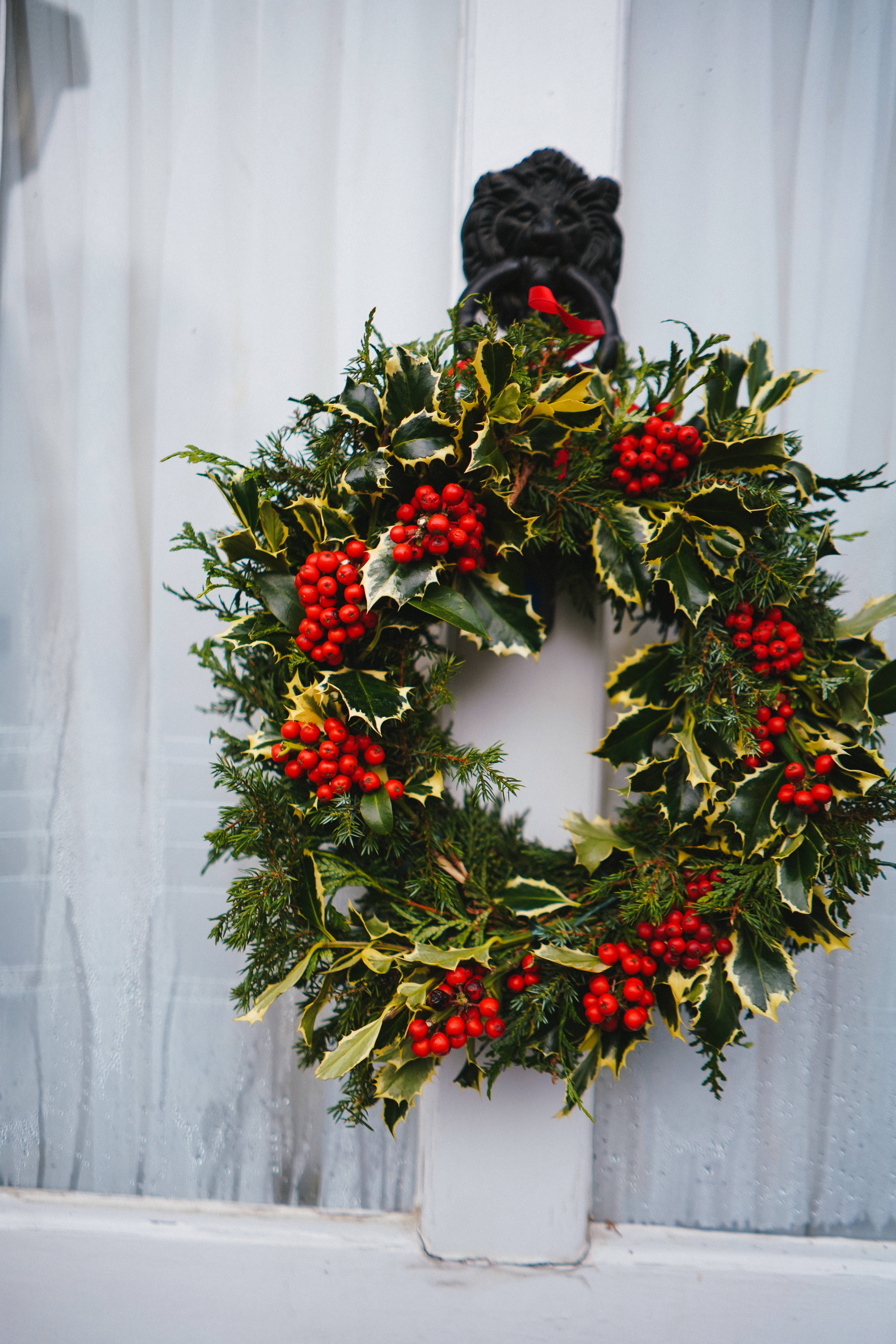 Pretty Christmas Wreath, holly wreath, bright red berries, 8K Phone Wallpaper