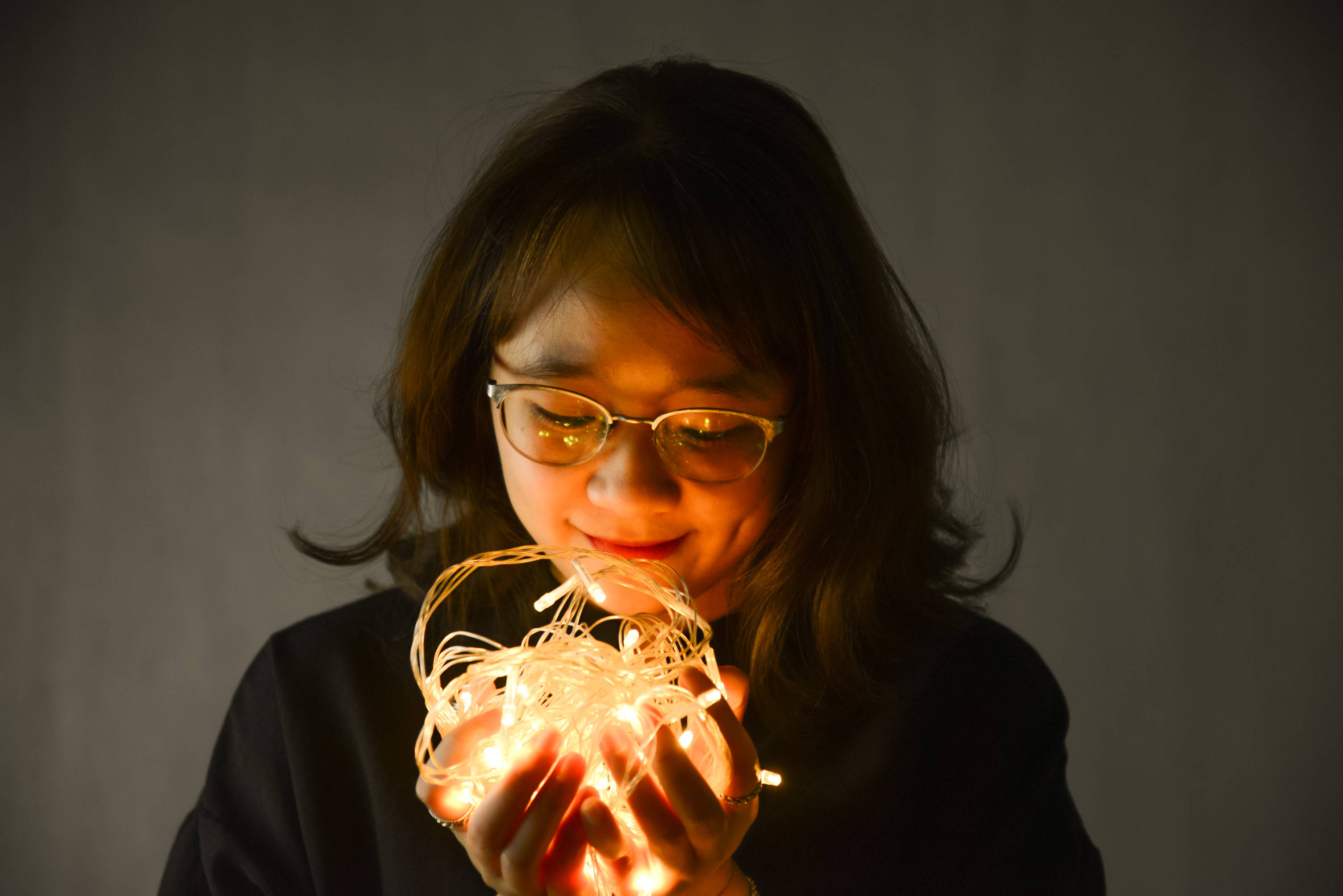 pretty christmas lights, fairy lights, glasses, 2K Desktop Wallpaper