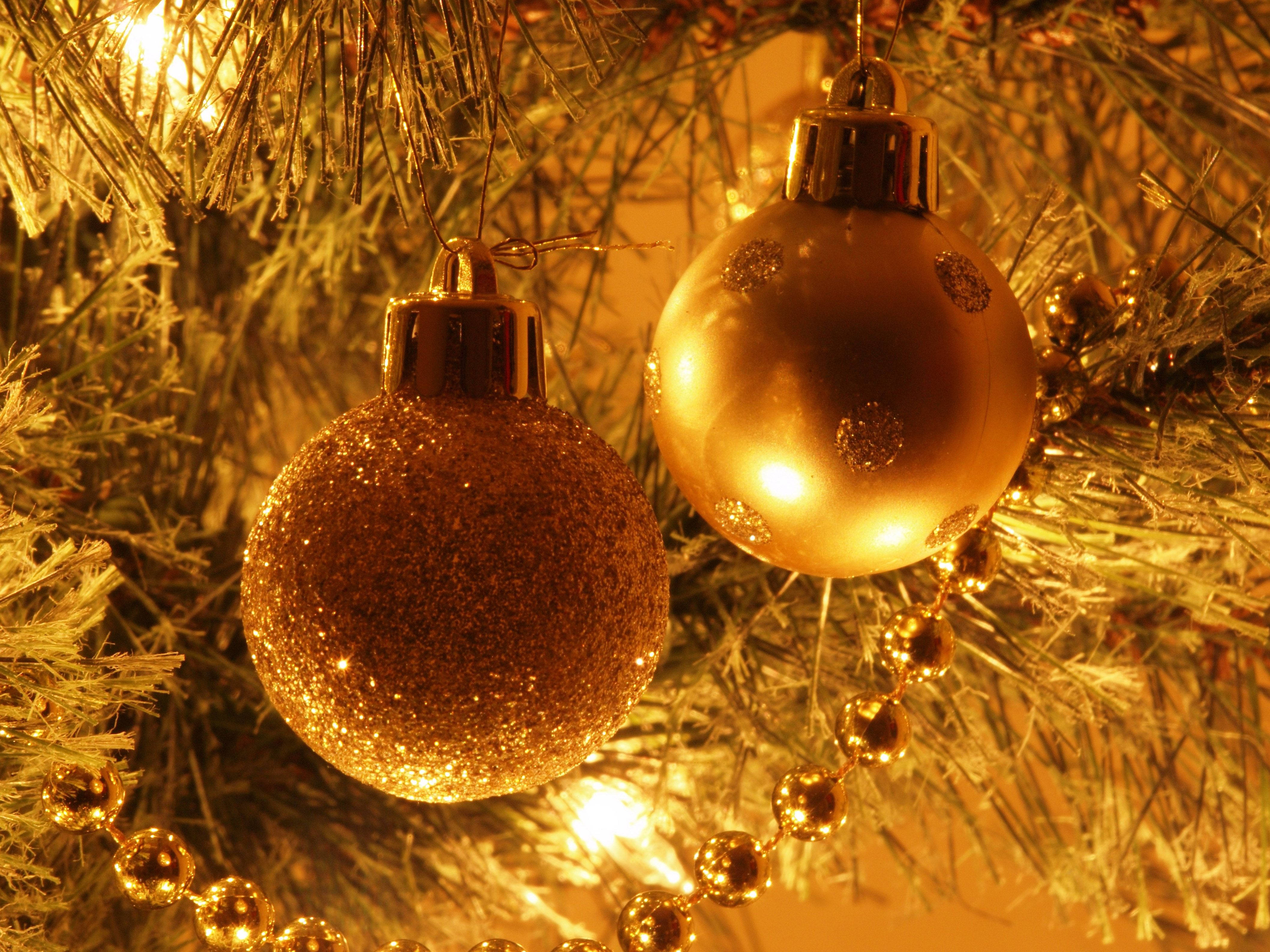 golden glitter, smooth baubles, frosted pine needles, 4K Desktop Wallpaper