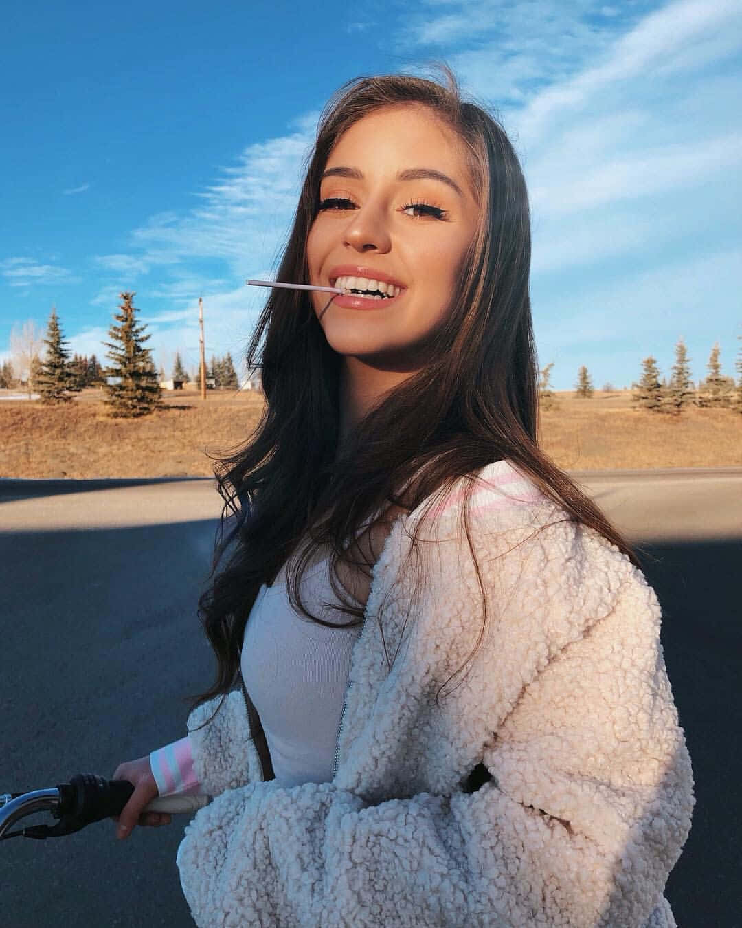 sunny day, smiling girl, chewing gum, HD Phone Wallpaper