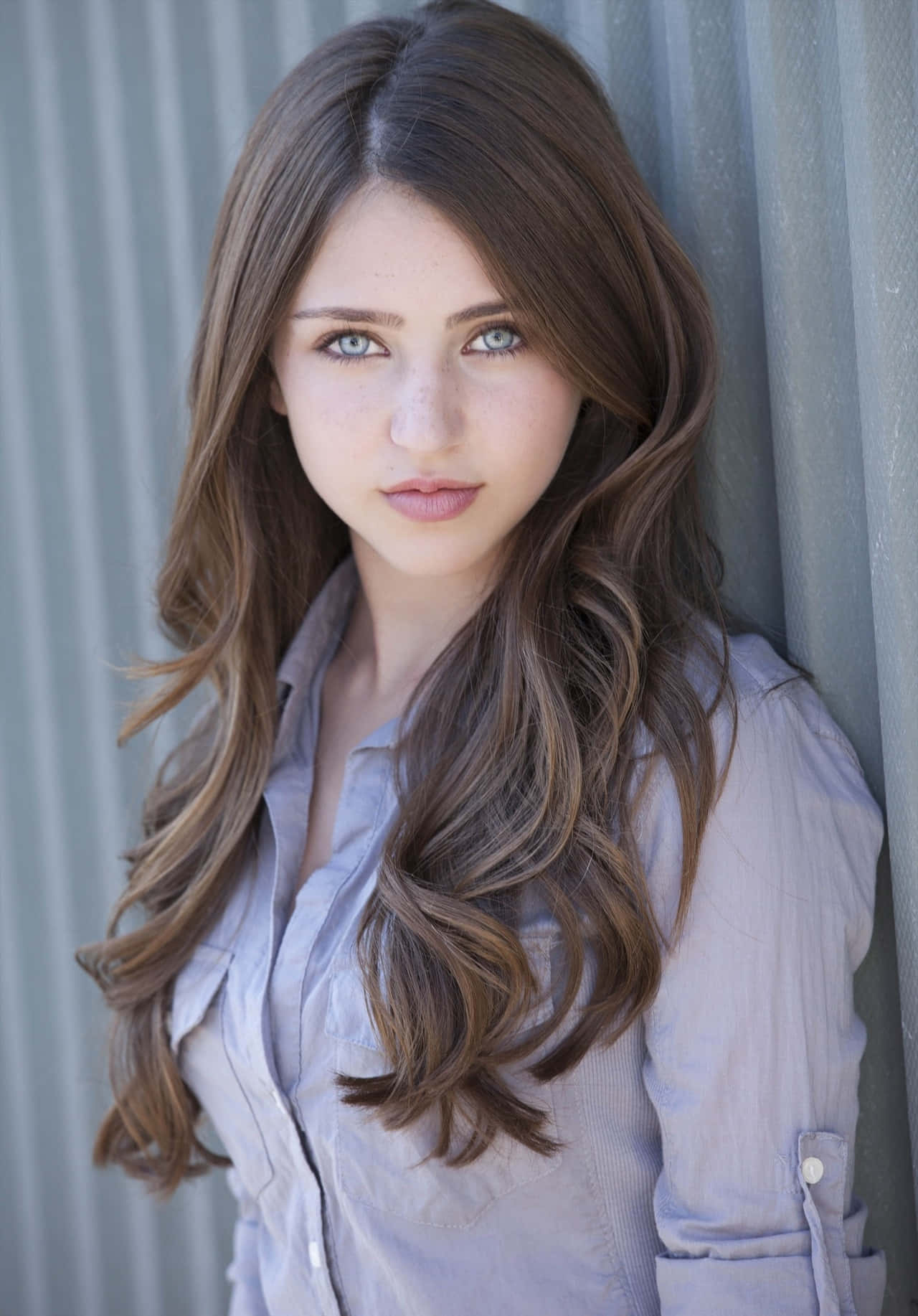 long brown hair, striking blue eyes, gray corrugated wall, HD Phone Wallpaper