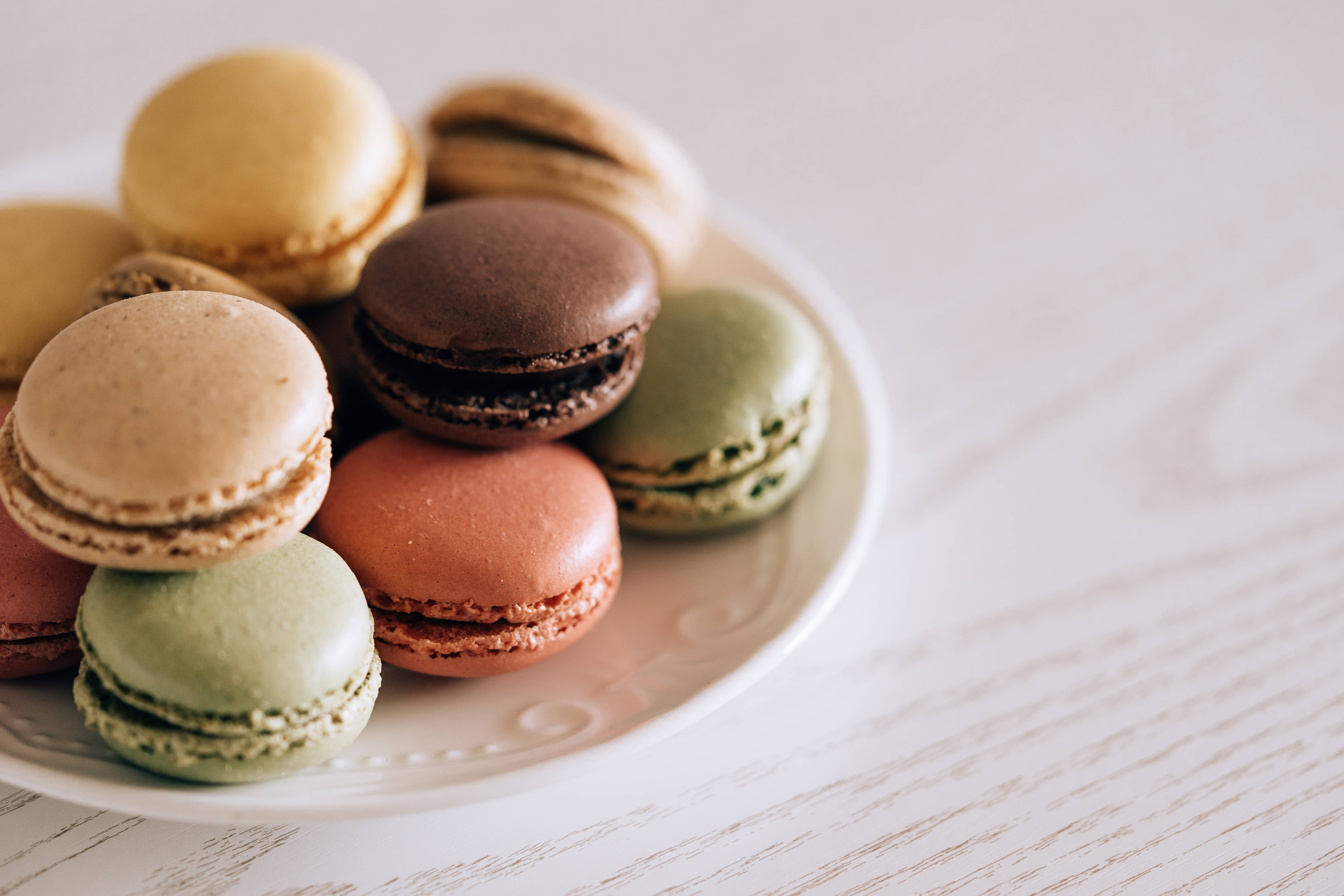macaroons, pastel shades, white plate, 5K Desktop Wallpaper
