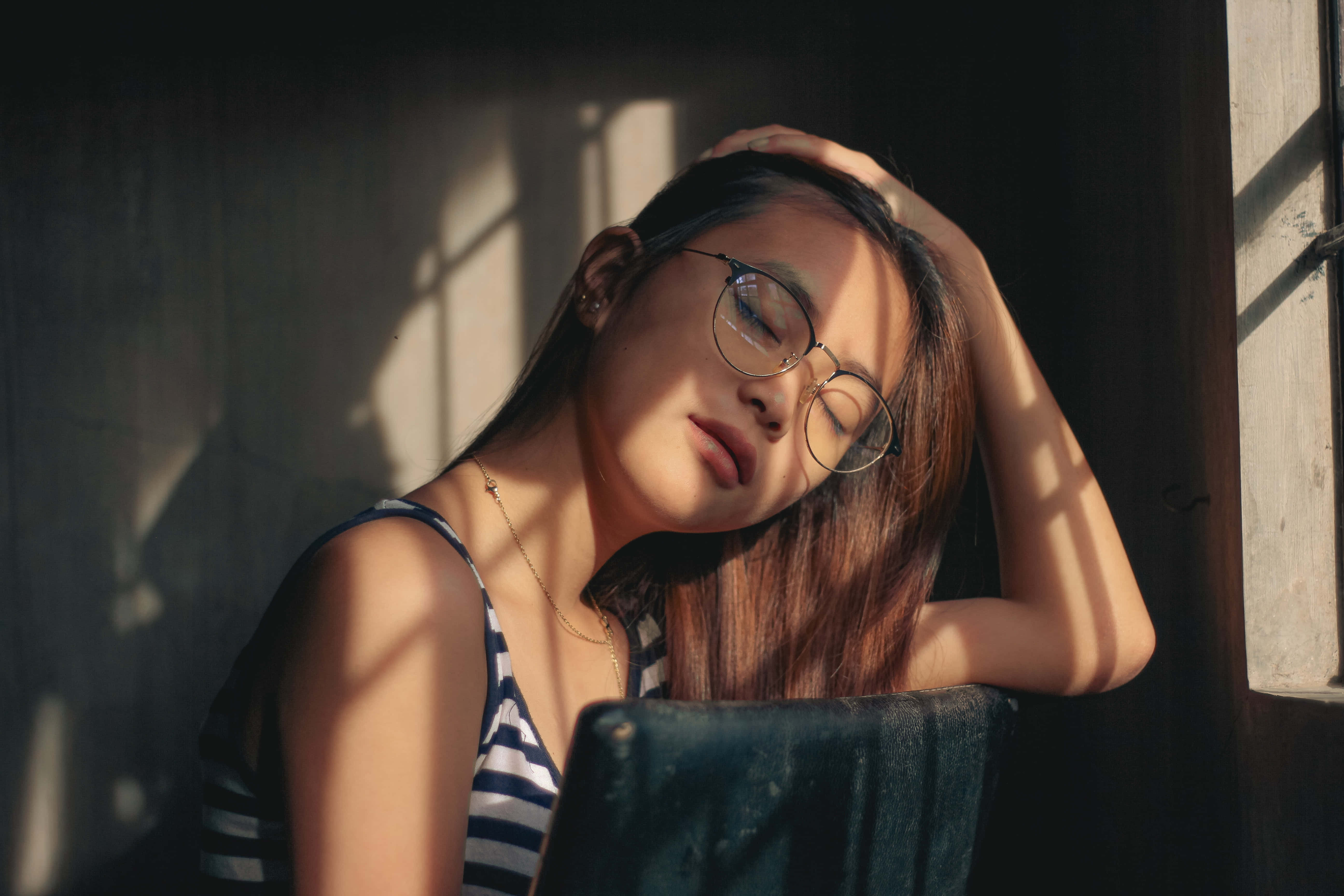 teen girl model, sun, glasses, 5K Desktop Wallpaper