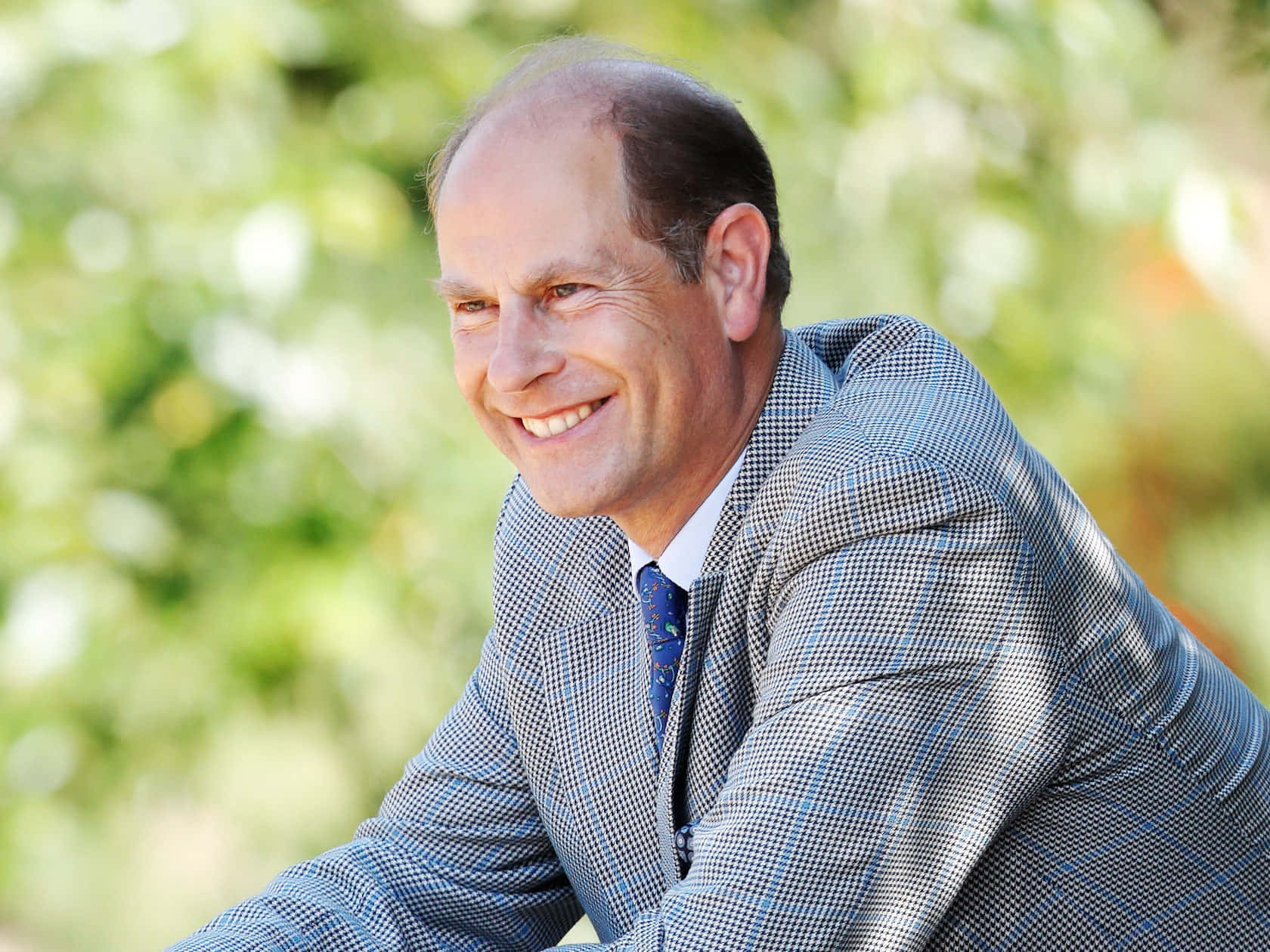 Prince Edward, checkered suit, bright green blurred foliage background, HD Desktop Wallpaper