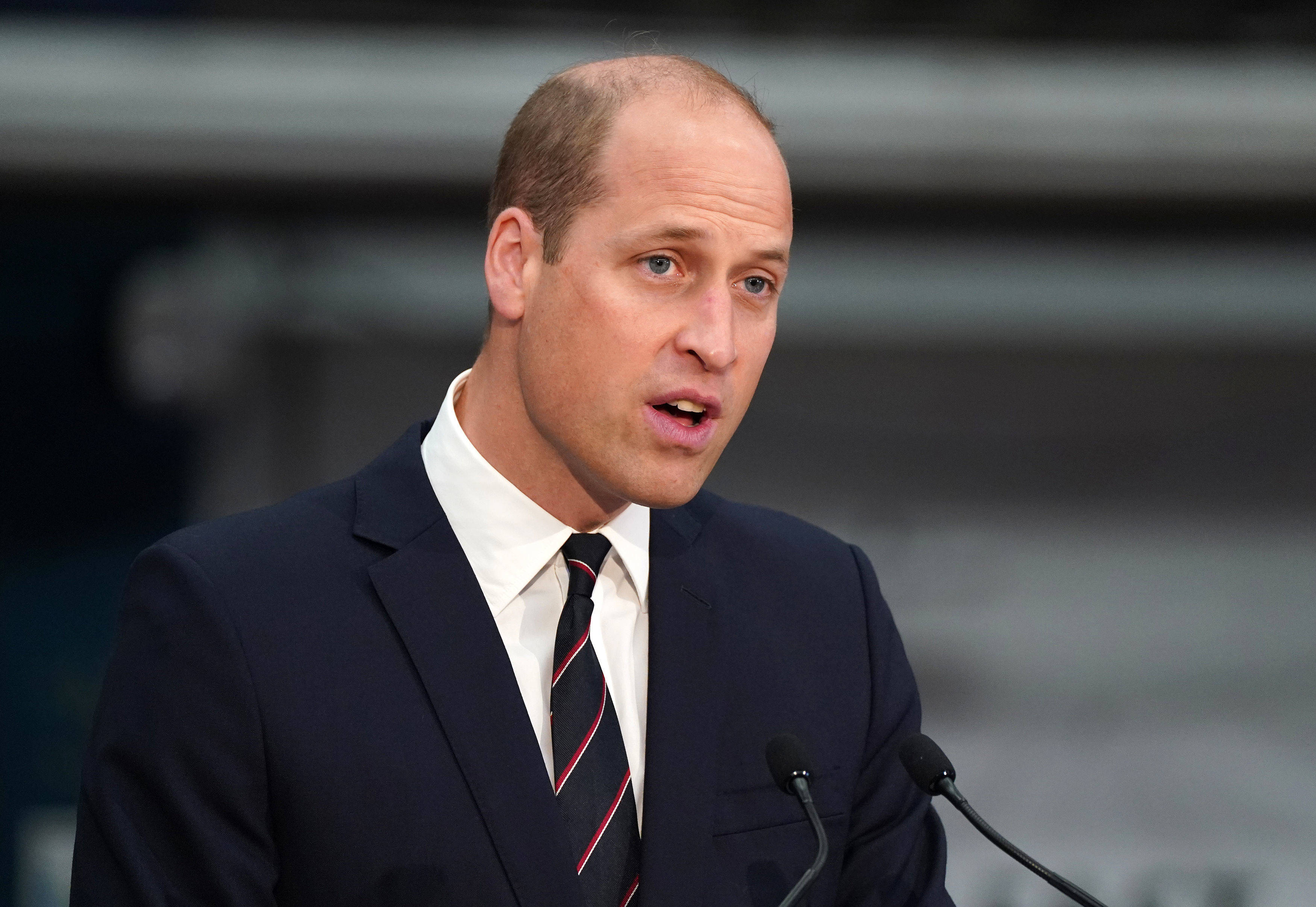 Prince William, podium, dark suit, 2K Desktop Wallpaper