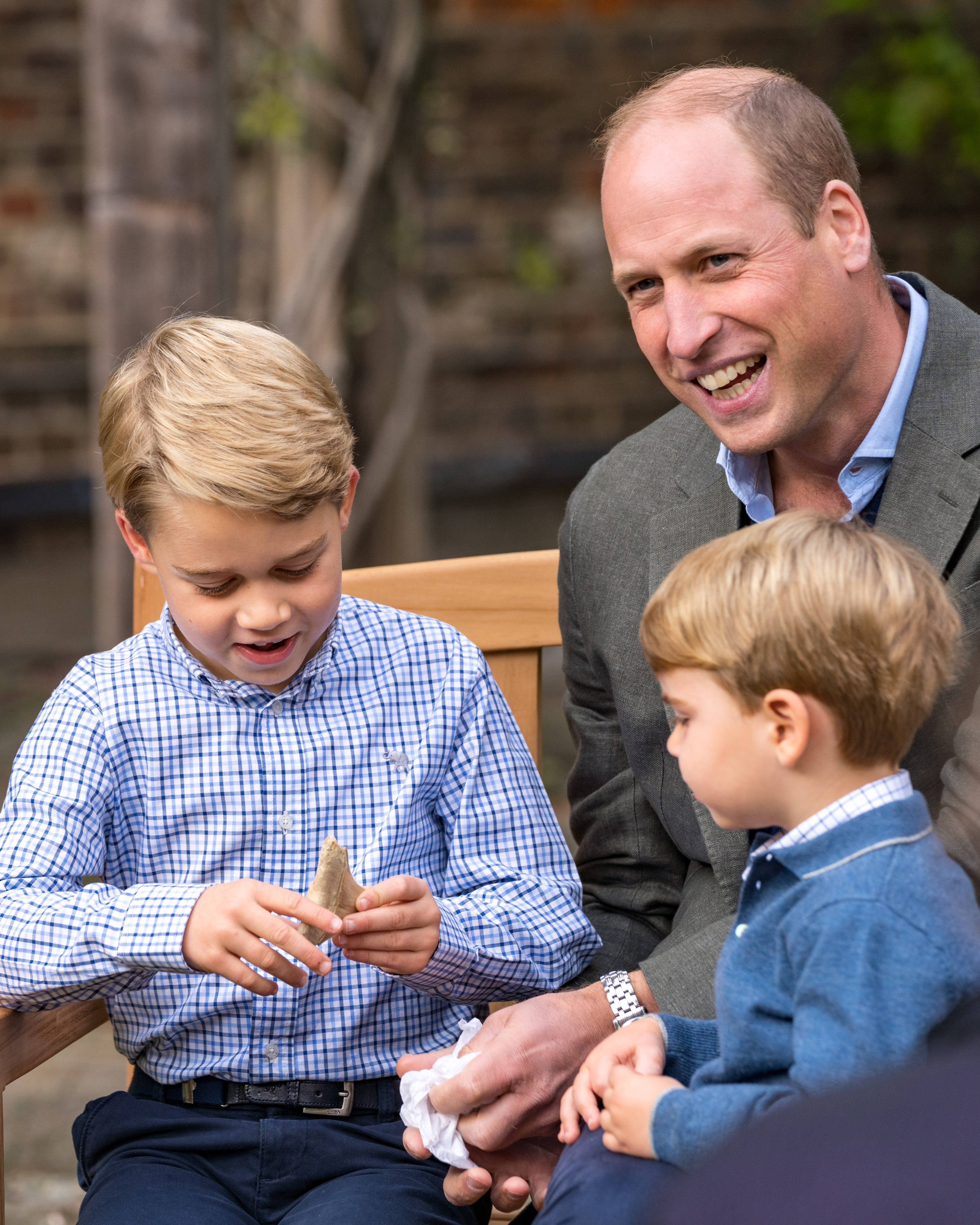 Prince William, his sons, wooden bench, 4K Phone Wallpaper