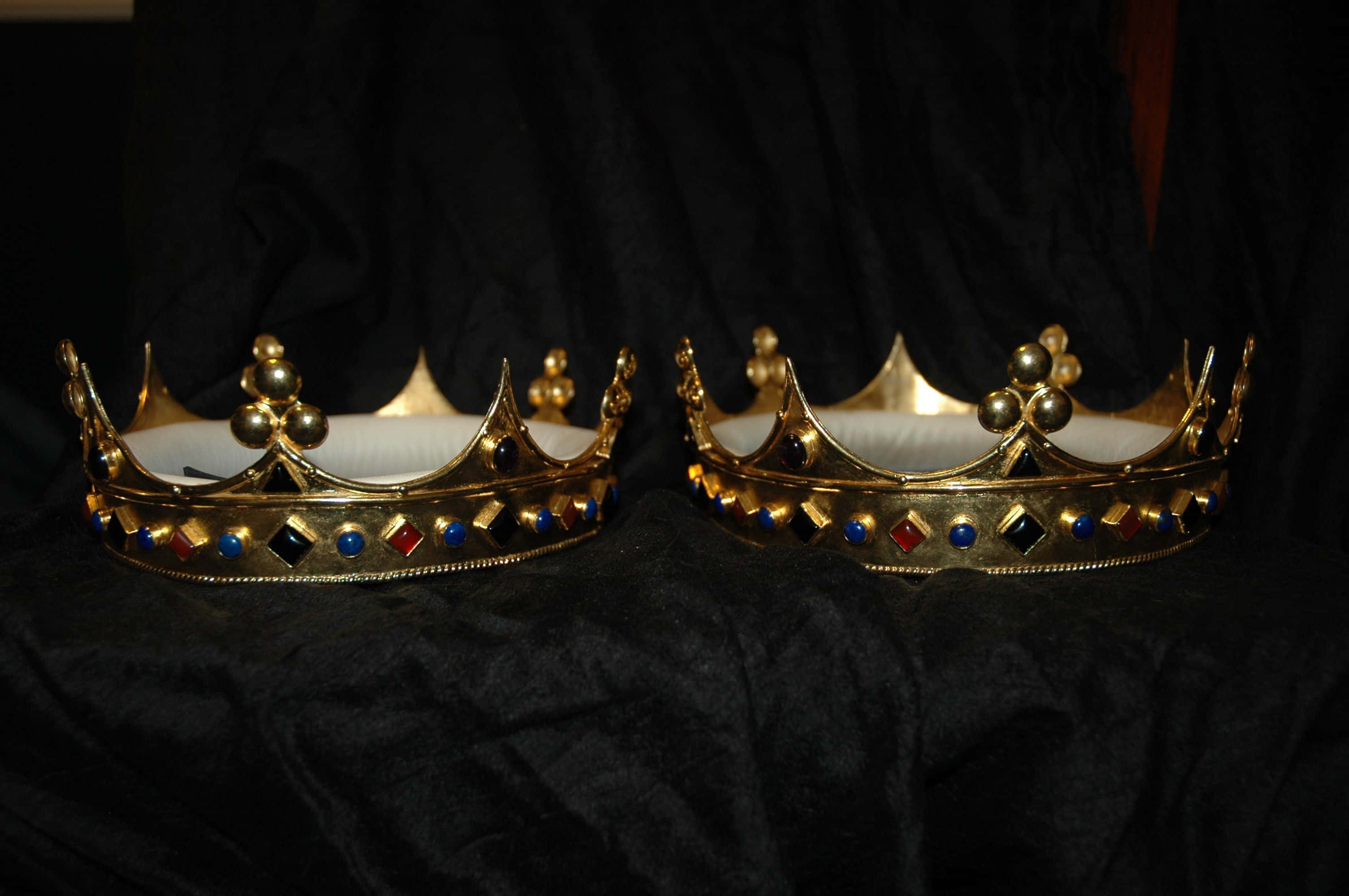 princess crown, gold crowns, red blue and black jewels, 2K Desktop Wallpaper