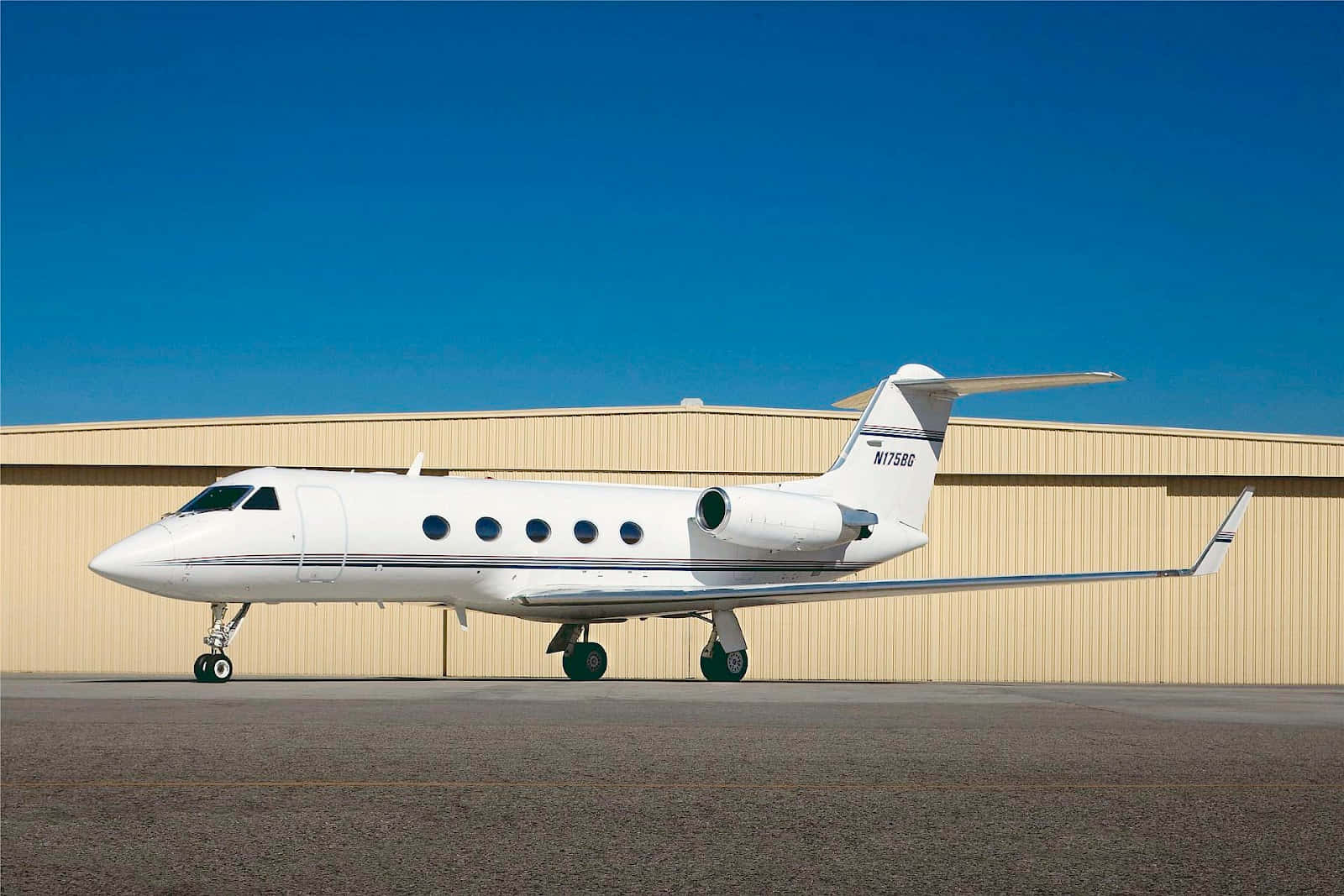 private jet, tarmac, tan hangar, HD Desktop Wallpaper