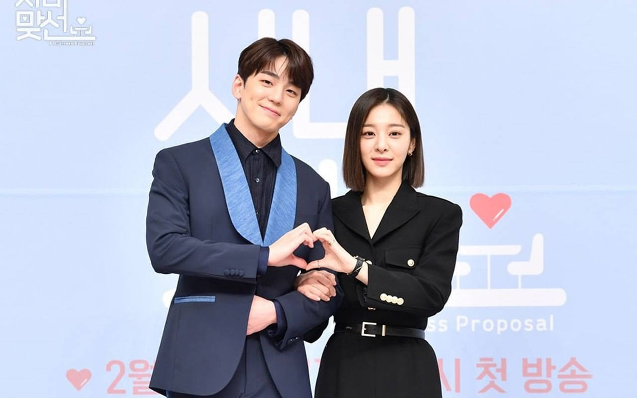 Business Proposal Meeting in Progress, Korean couple, heart shape, HD Desktop Wallpaper