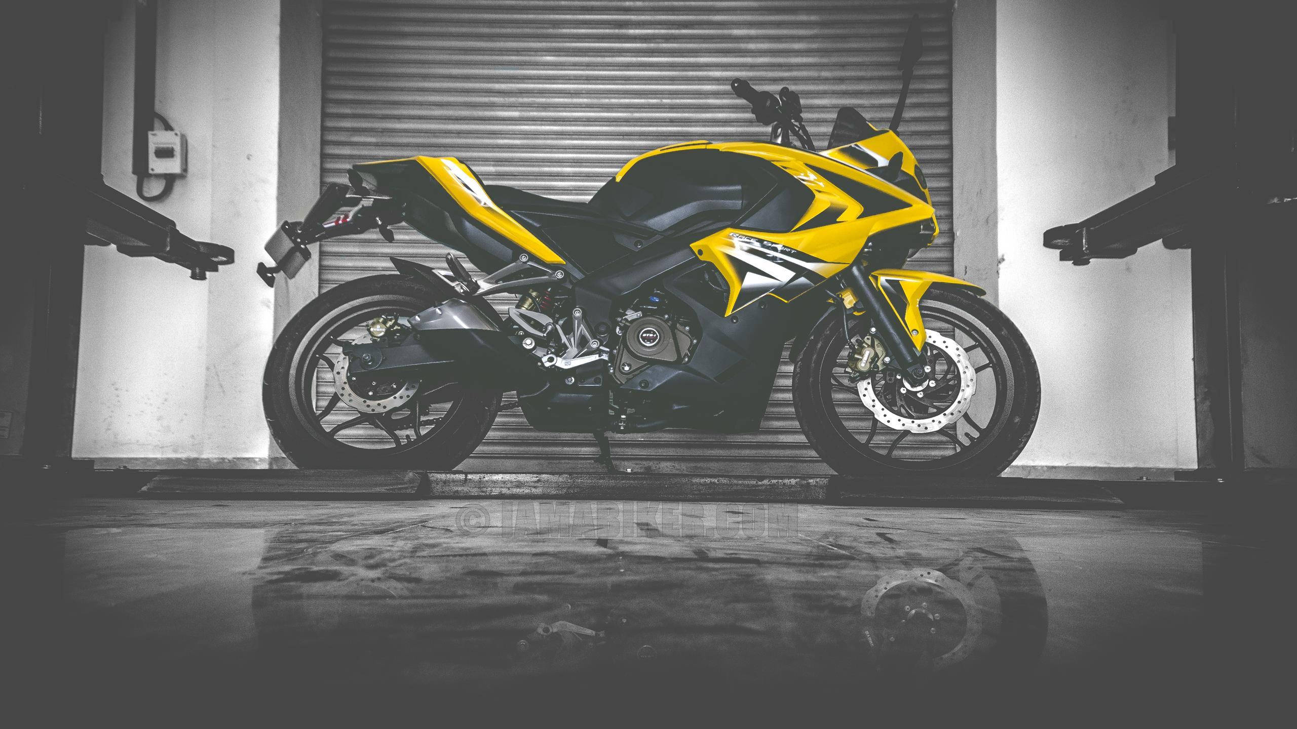 Pulsar RS200, yellow and black, monochrome garage, 2K Desktop Wallpaper