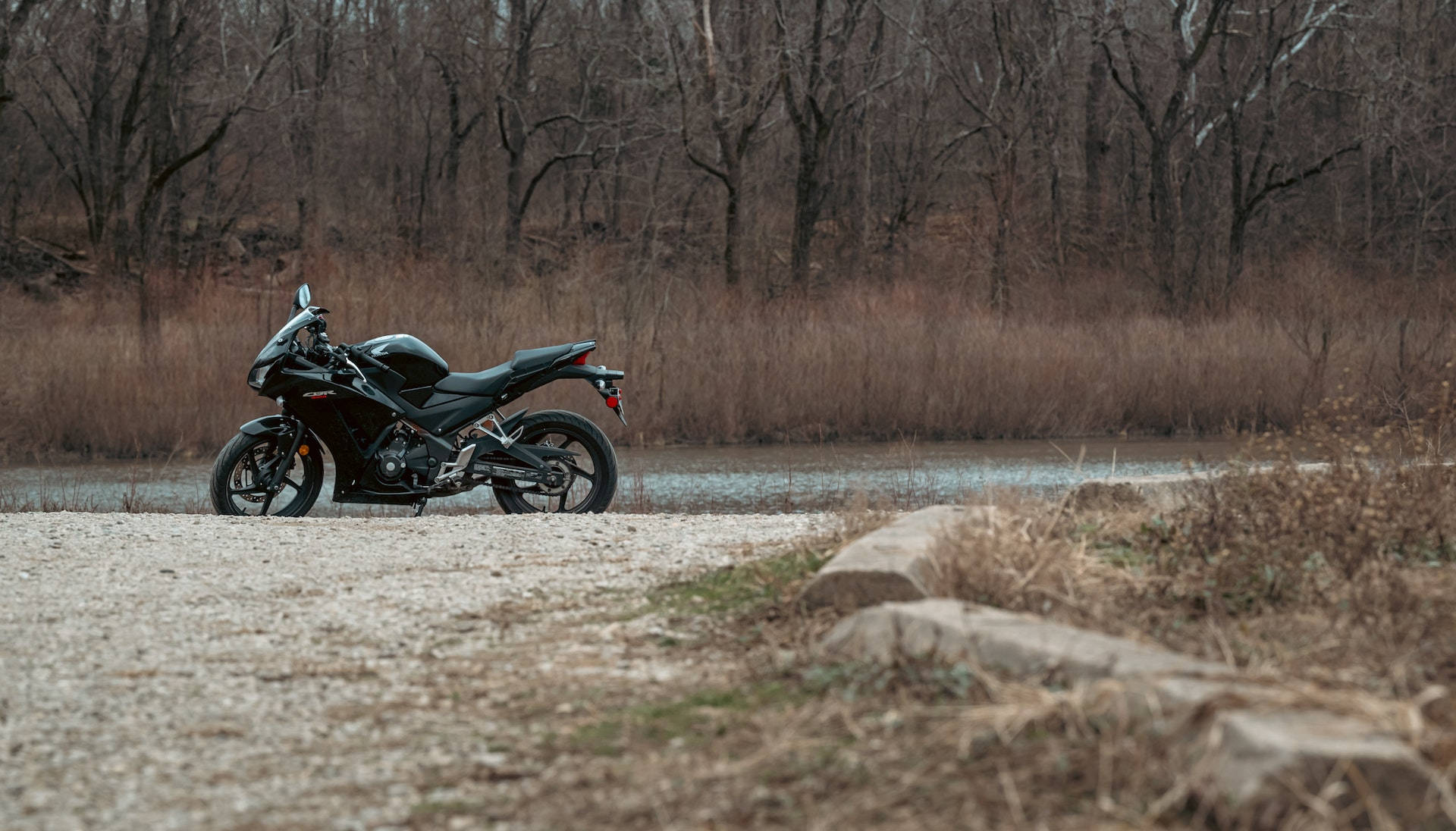 Pulsar RS200, black, gravel path, Full HD Desktop Wallpaper