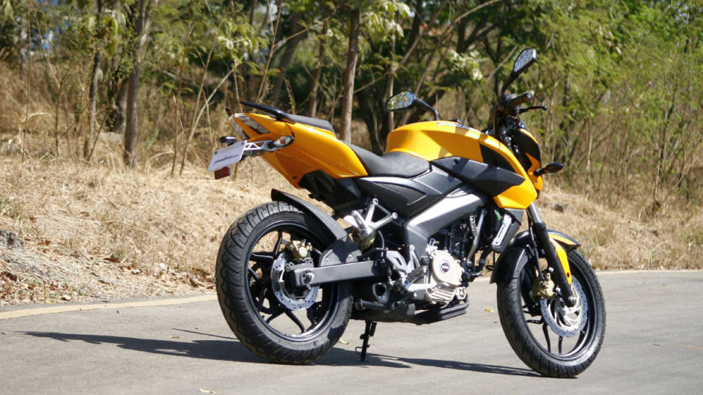 Pulsar RS200, bright yellow, paved road, SD Desktop Wallpaper