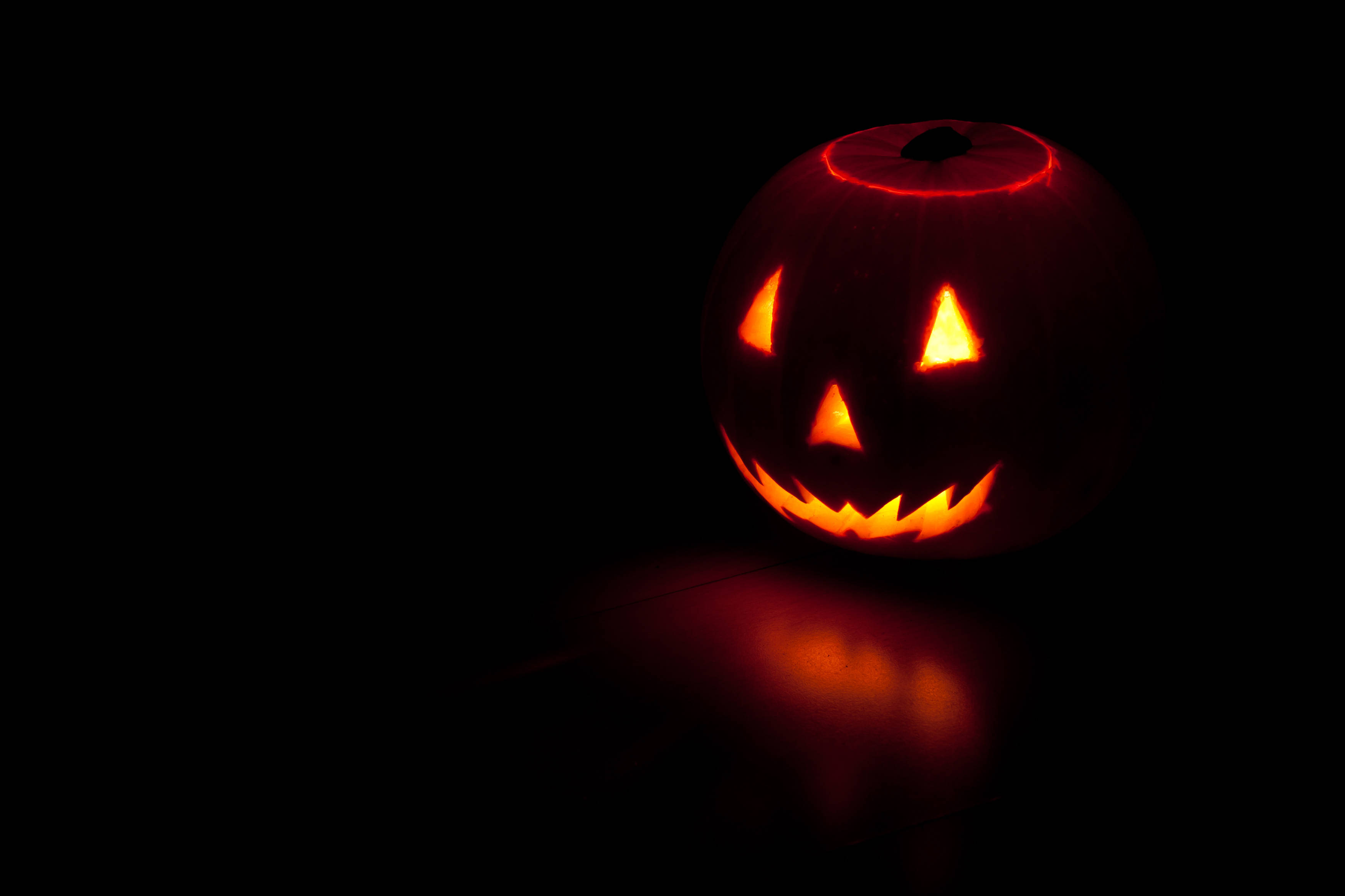jack-o'-lantern, triangular eyes, jagged grin, 2K Desktop Wallpaper