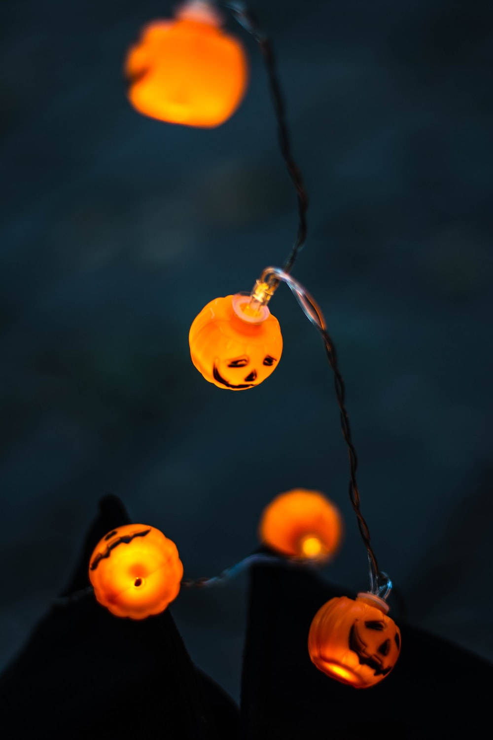 Halloween Grunge, pumpkin lights, glowing orange jack-o'-lantern string lights, HD Phone Wallpaper