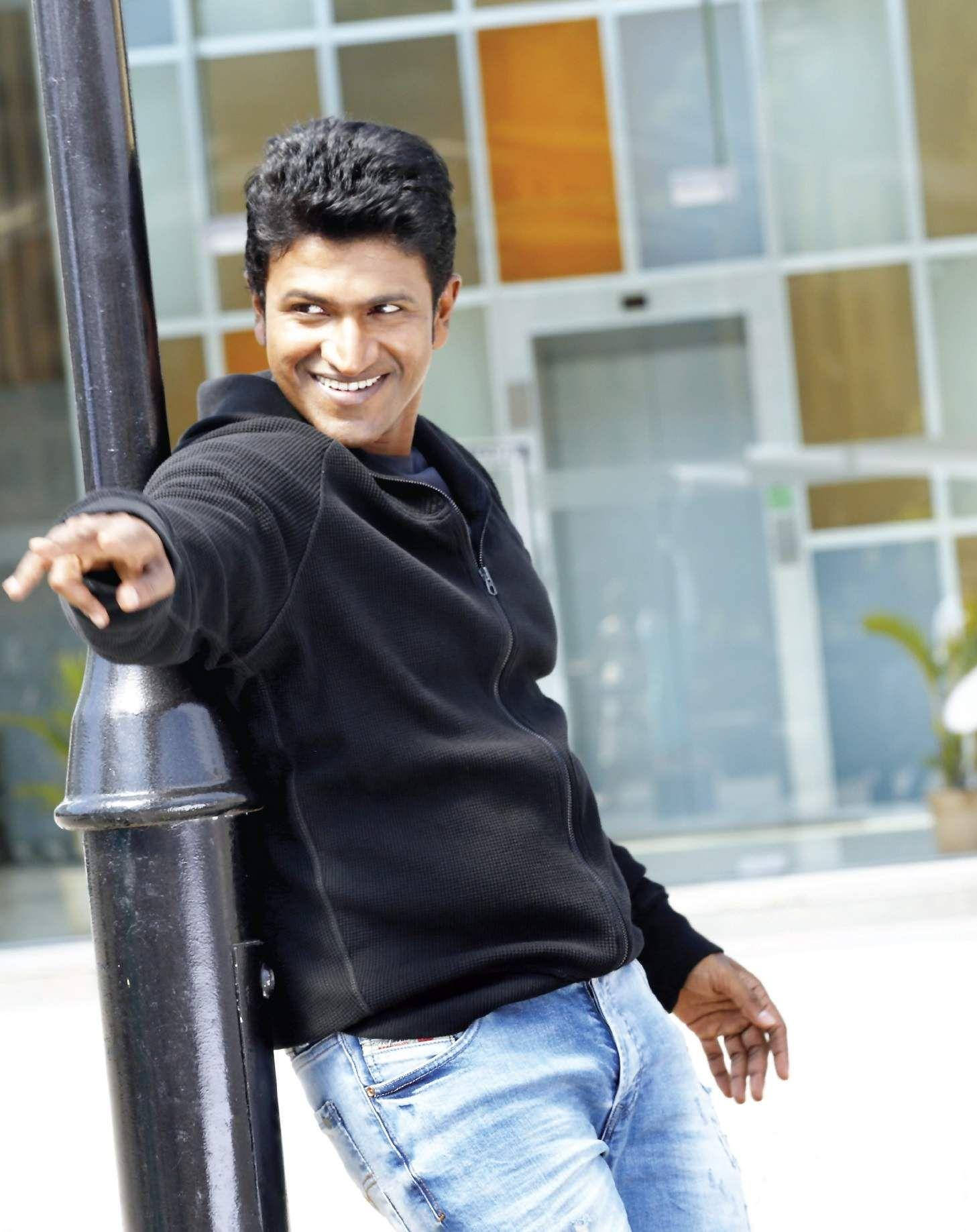 Puneeth Rajkumar, black hoodie, jeans, HD Phone Wallpaper