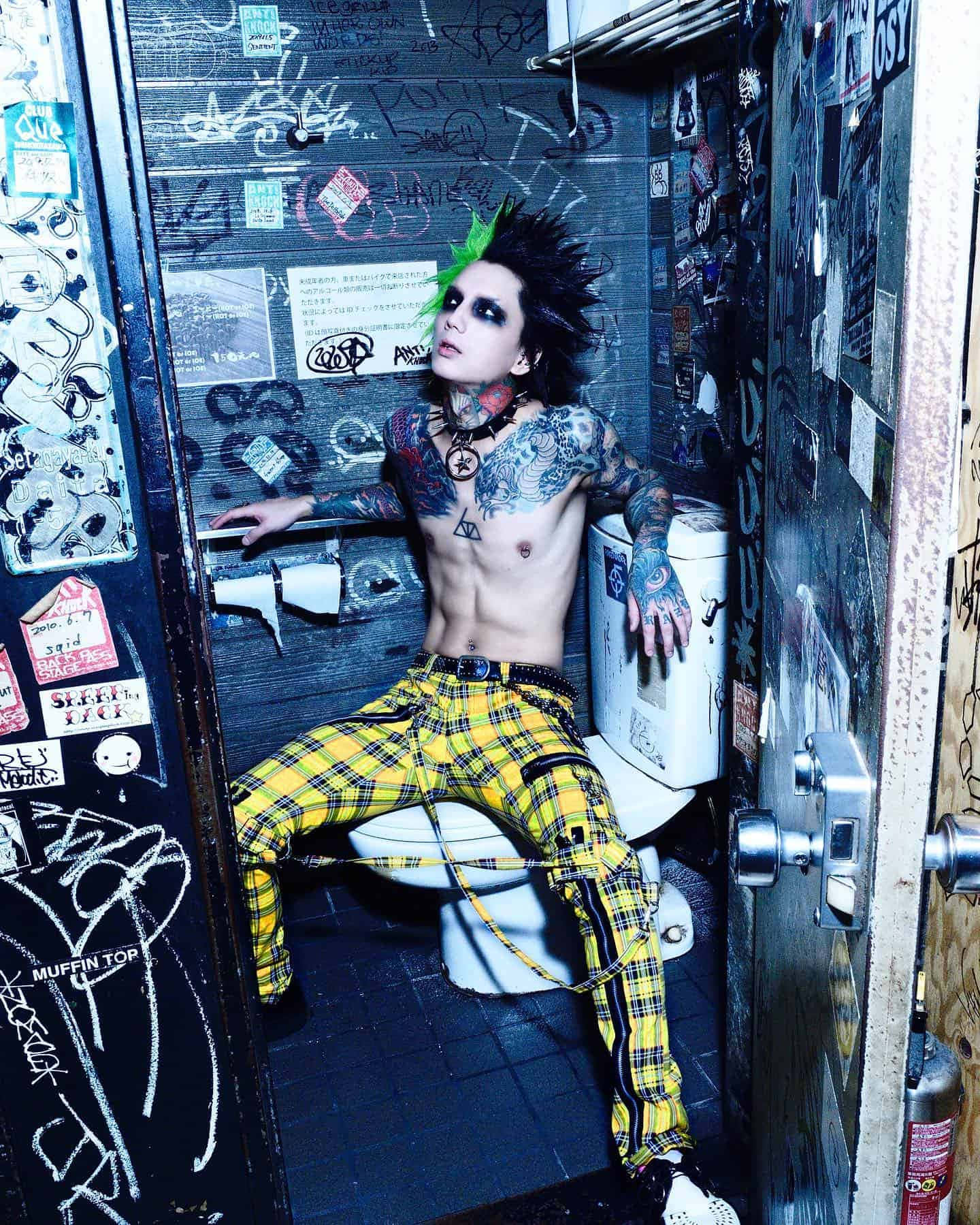 Punk Aesthetic, graffiti covered bathroom, green hair, HD Phone Wallpaper
