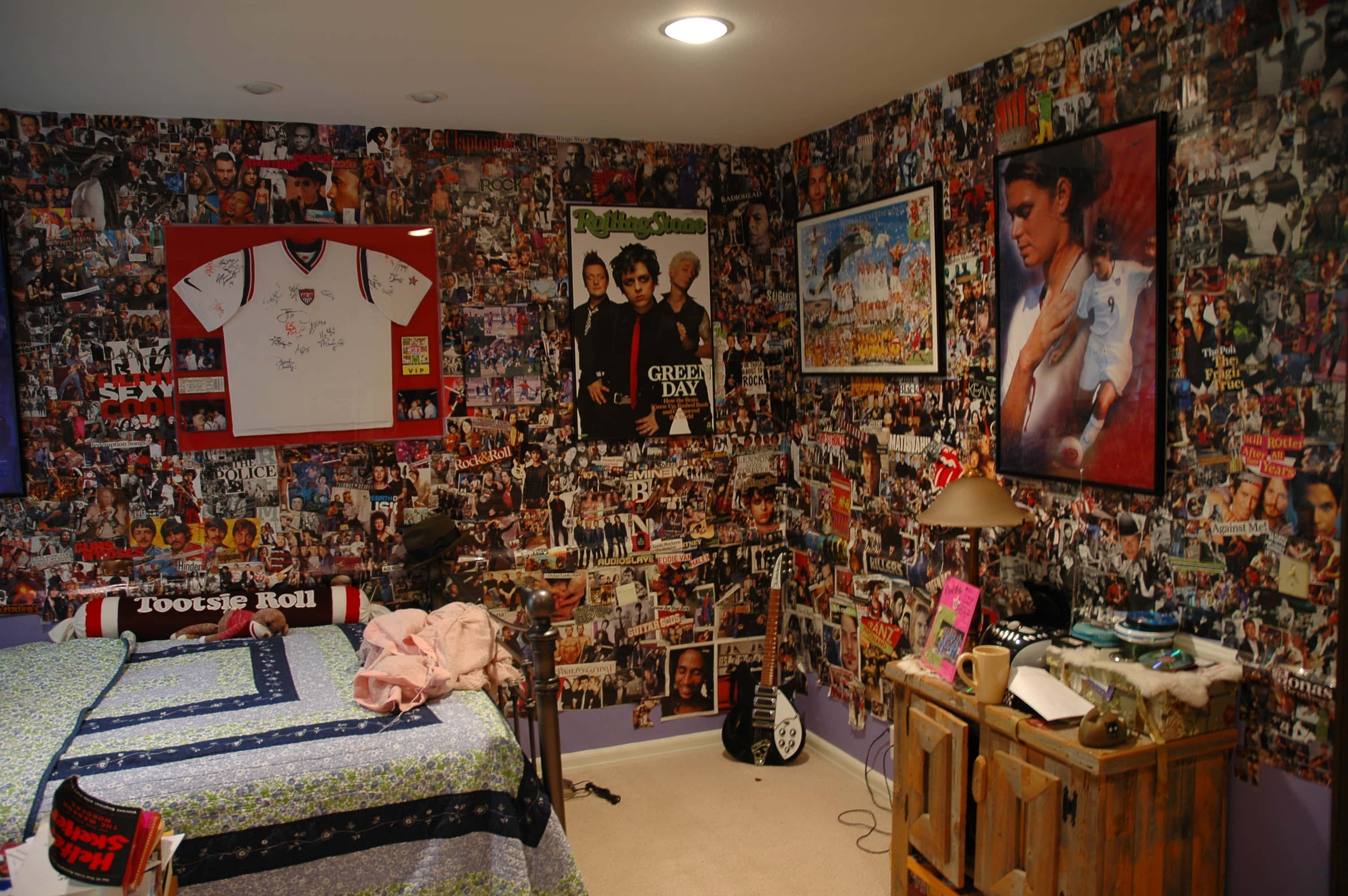 punk, bedroom, music band posters, 2K Desktop Wallpaper