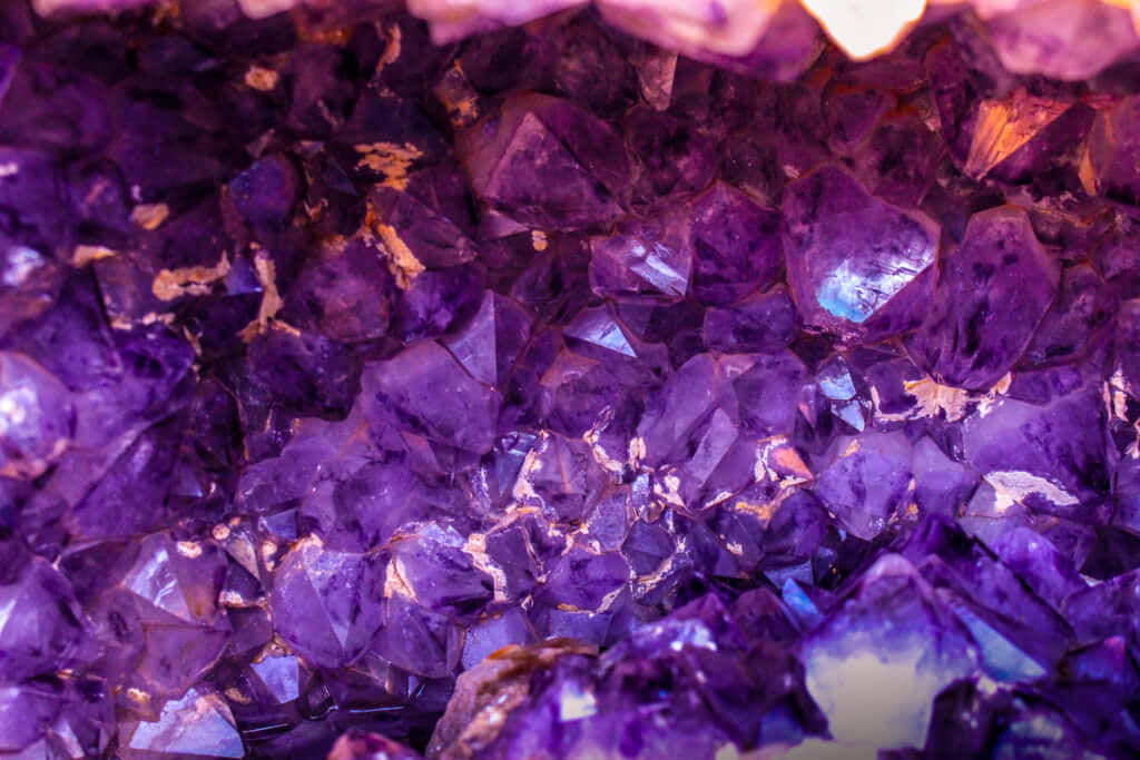 vibrant purple amethyst crystals, golden highlights, deep violet hues, SD Desktop Wallpaper