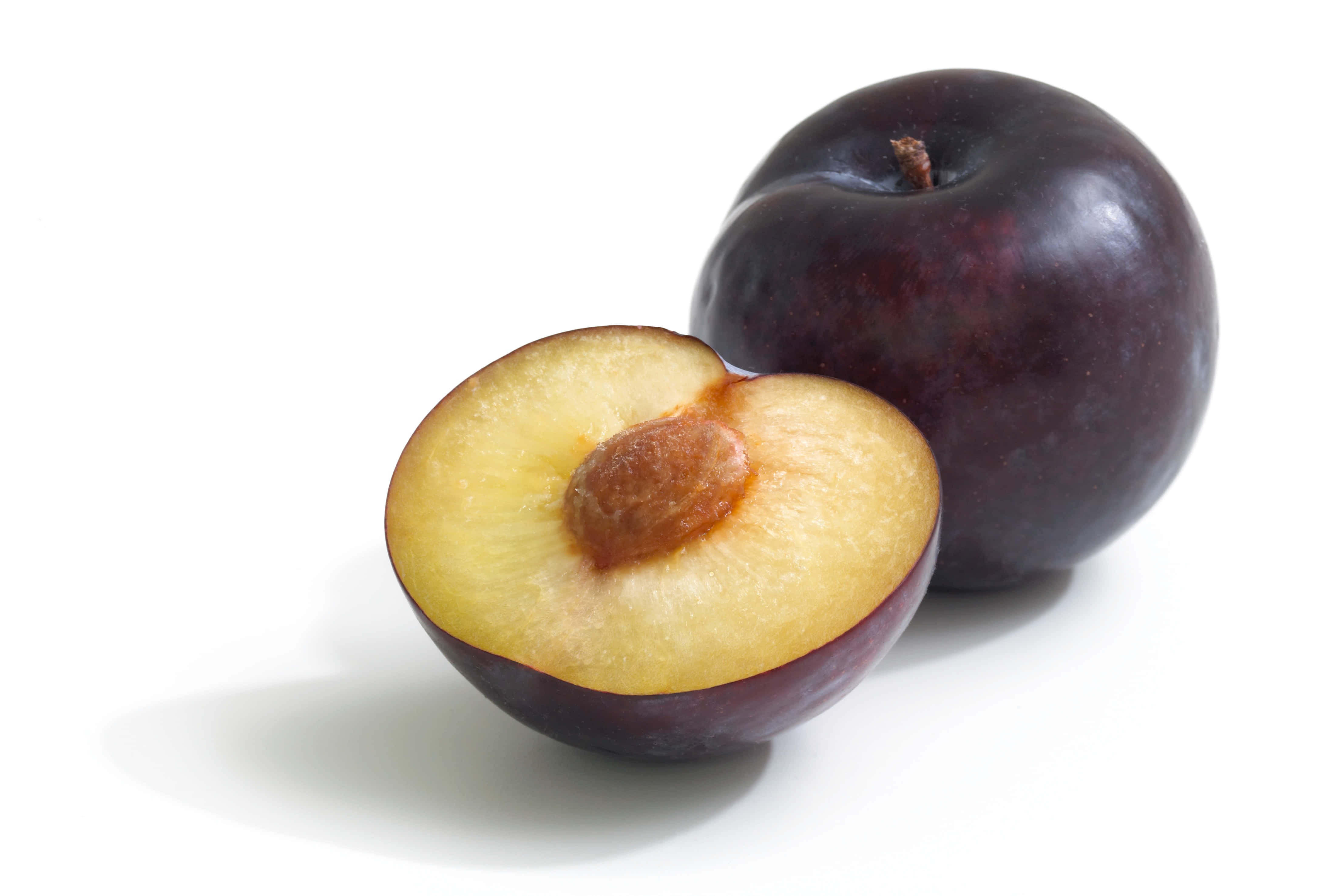 purple plums, dark purple plum, pale yellow flesh, 4K Desktop Wallpaper
