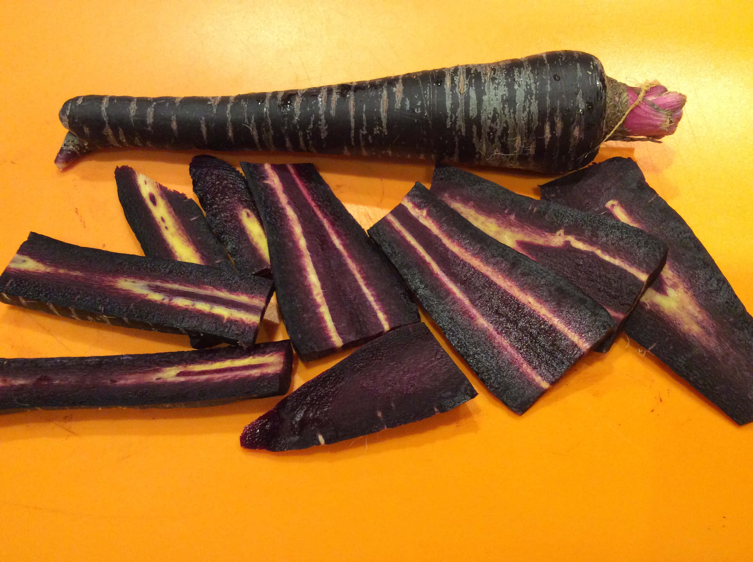 Purple Carrots, black carrot, purple stripes, 2K Desktop Wallpaper