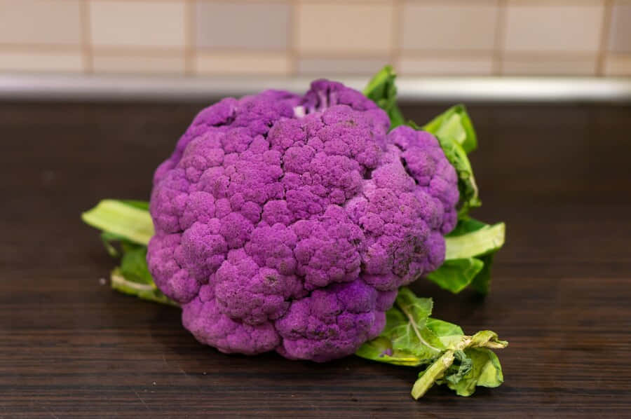 purple cauliflower, white background, dark wooden countertop, SD Desktop Wallpaper