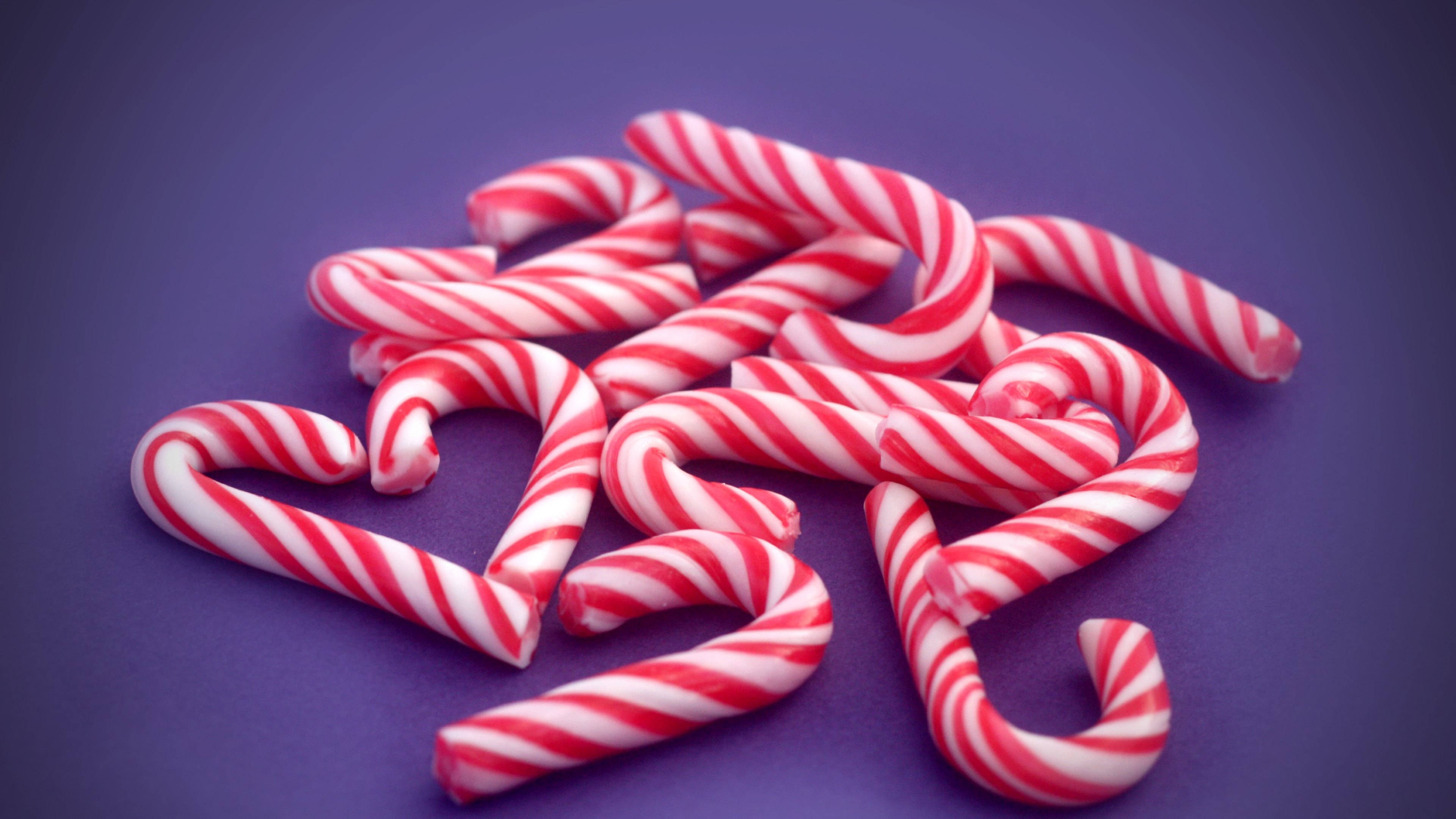 candy cane, red and white striped, deep purple background, 4K Desktop Wallpaper