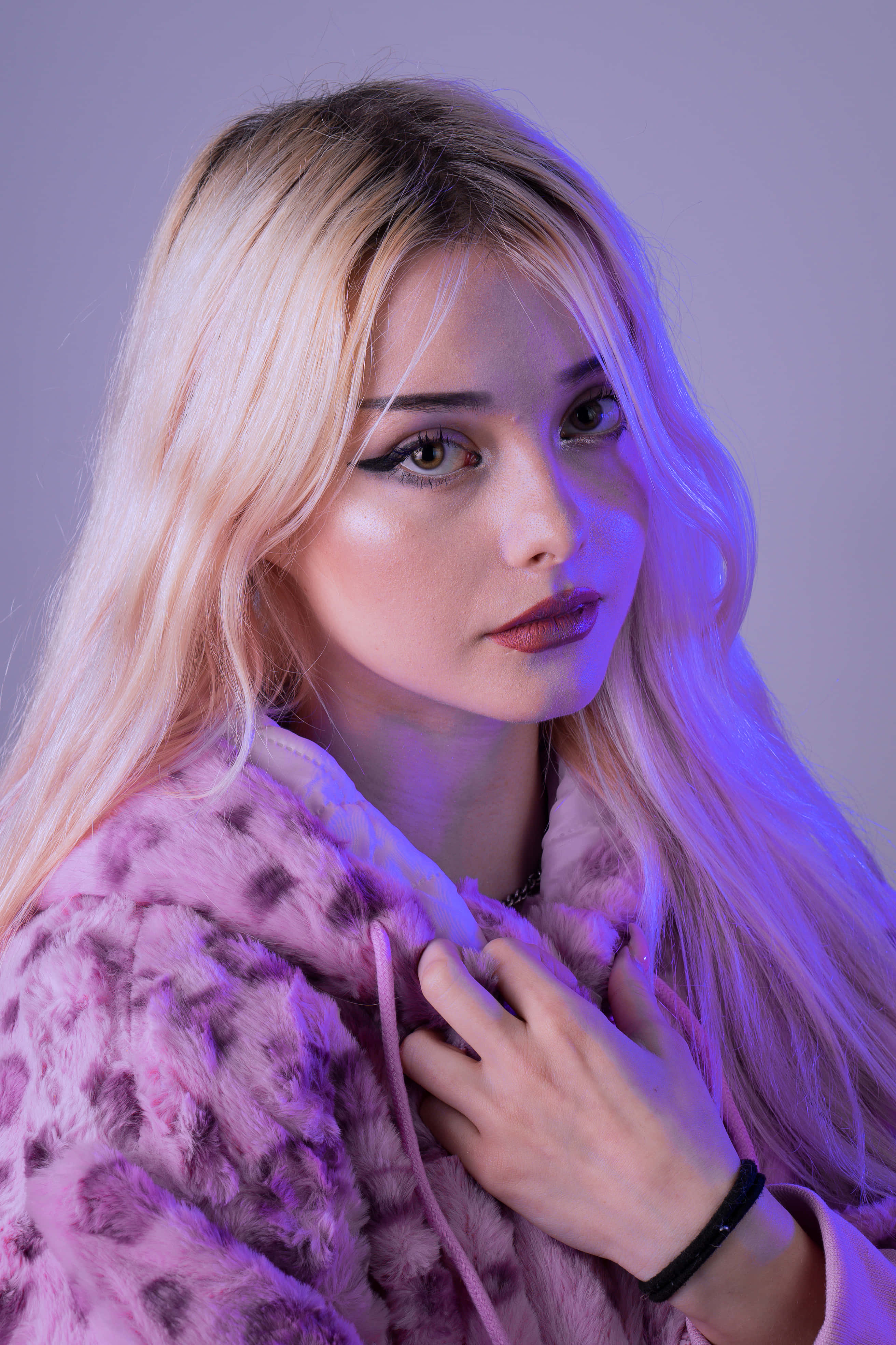 petite woman, purple dress, pink leopard-print fur coat, 4K Phone Wallpaper