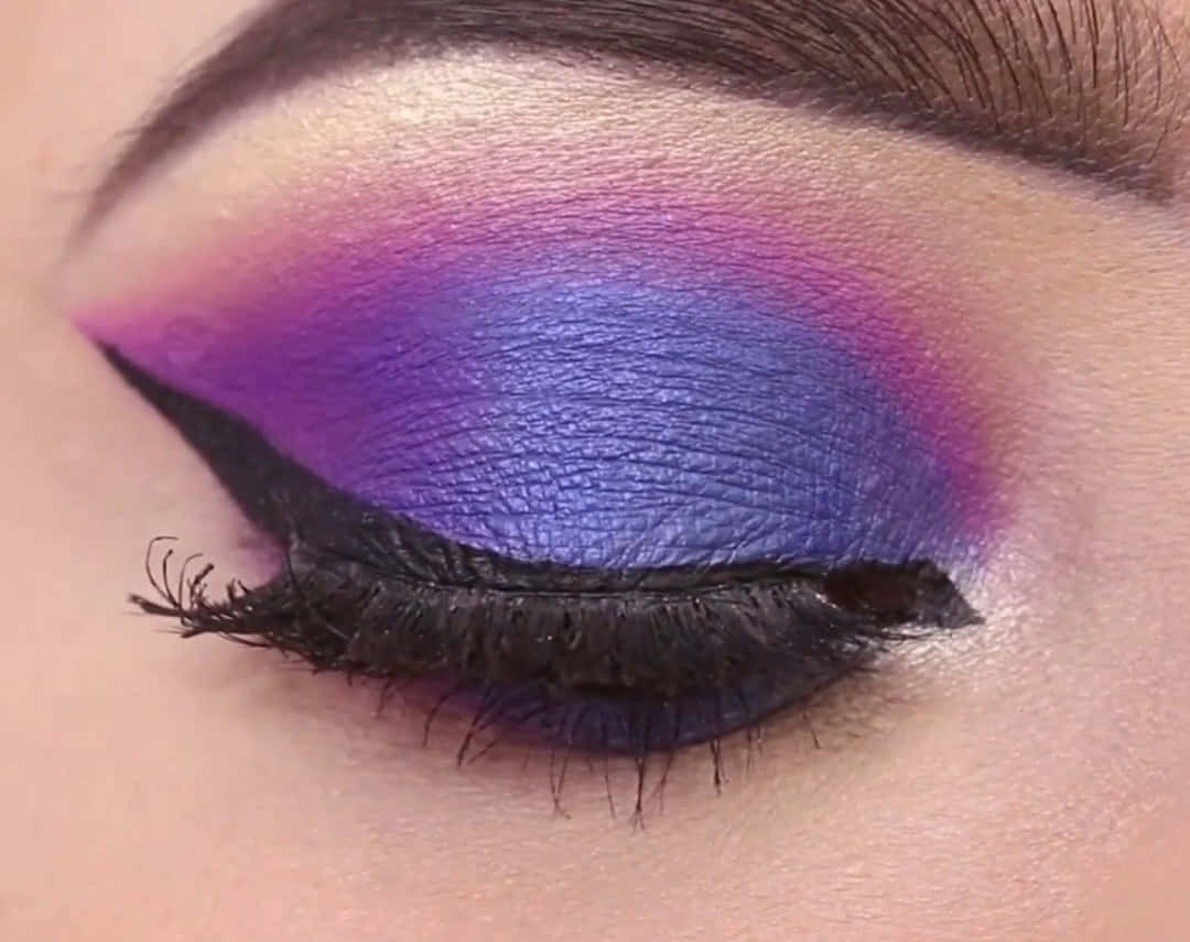 purple blue gradient eyeshadow, black winged eyeliner, close-up of an eye, SD Desktop Wallpaper