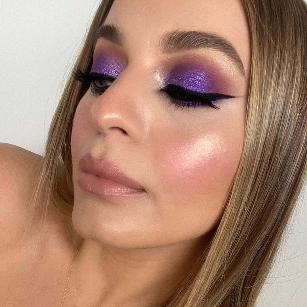 Purple Eye Shadow, bold purple glitter eyeshadow, sharp black winged eyeliner, SD Desktop Wallpaper