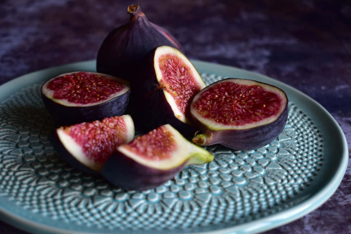 Purple Figs, juicy red flesh, textured teal plate, SD Desktop Wallpaper