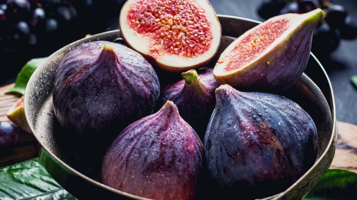Purple Figs, plump purple figs, juicy red interiors, SD Desktop Wallpaper