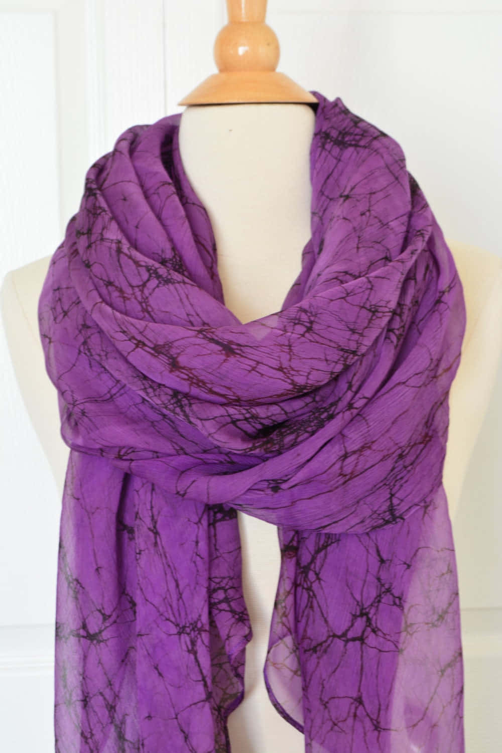 purple scarf, black crackle pattern, mannequin, HD Phone Wallpaper