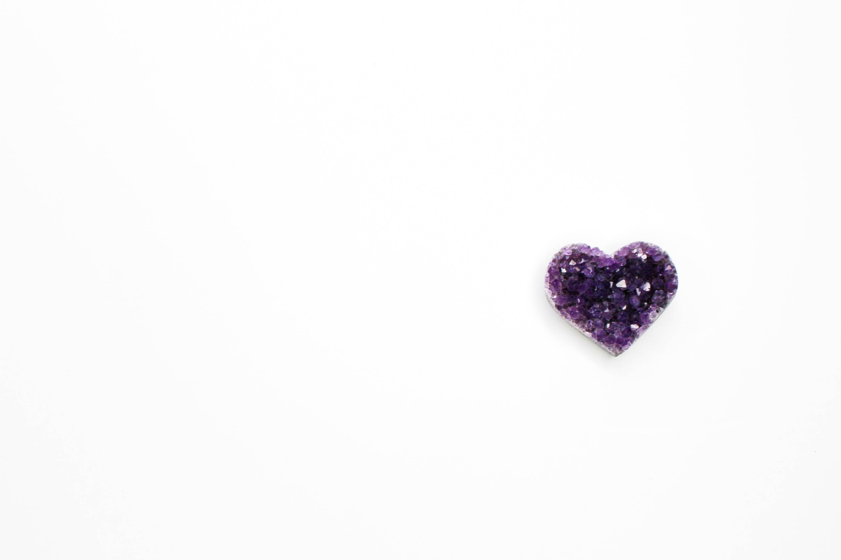purple amethyst geode, heart-shaped, white background, 2K Desktop Wallpaper