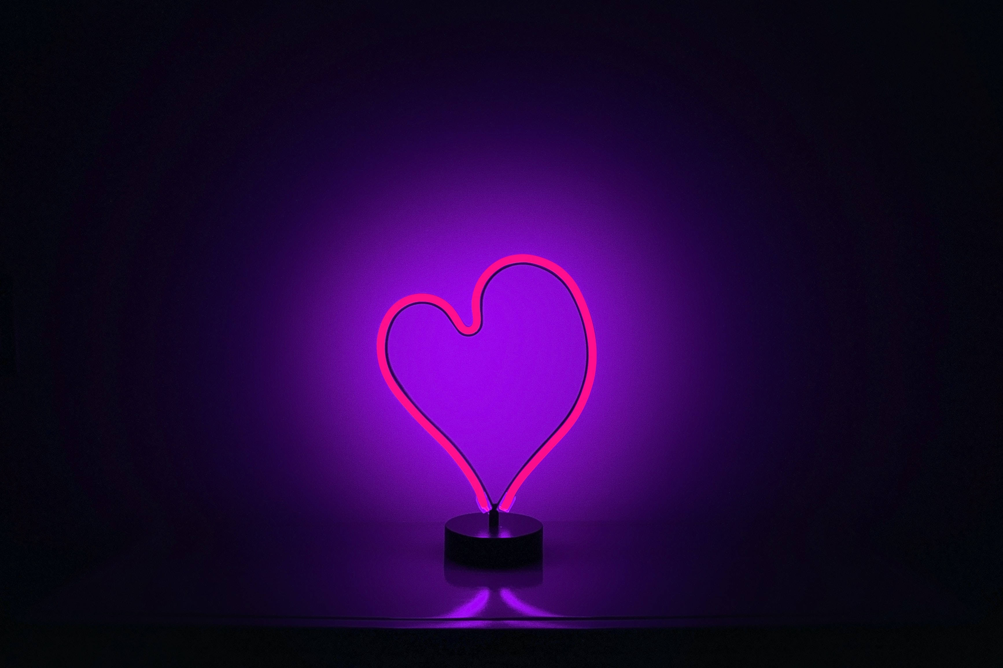pink neon heart, purple glowing light, dark background, 2K Desktop Wallpaper