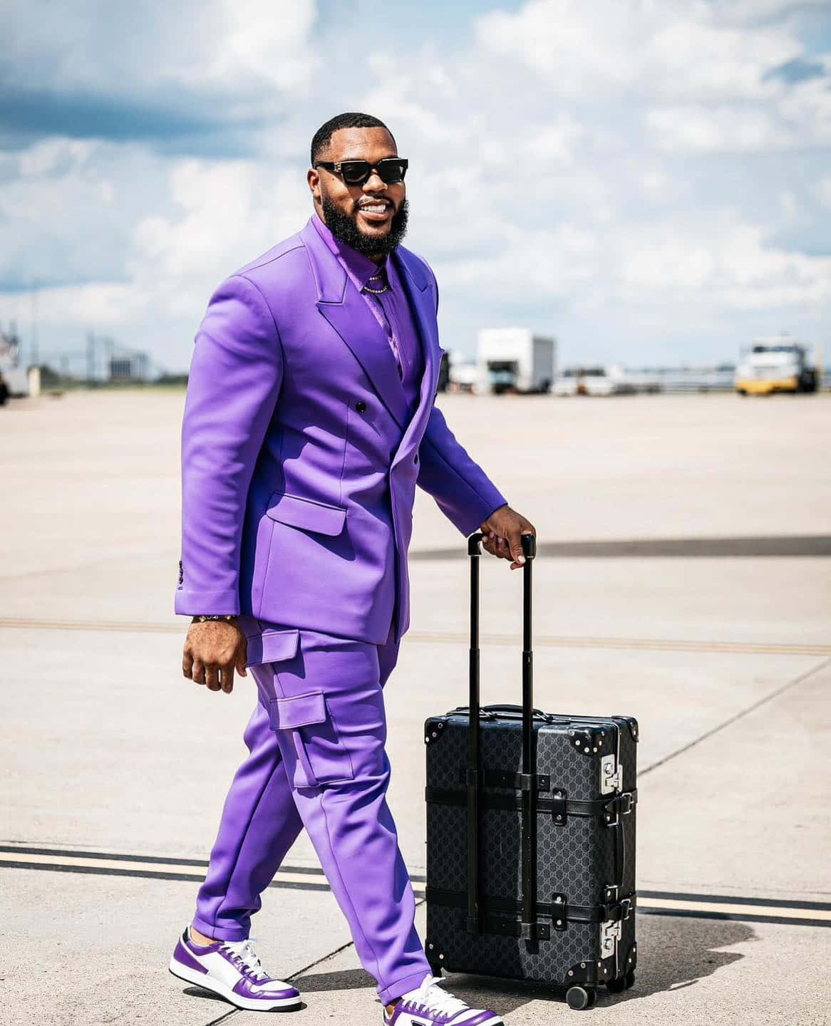 purple suit, matching sneakers, black patterned suitcase, HD Phone Wallpaper