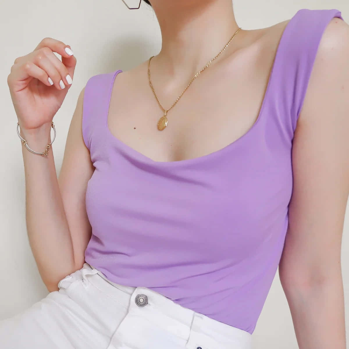 lavender sleeveless top, white pants, gold jewelry, SD Desktop Wallpaper