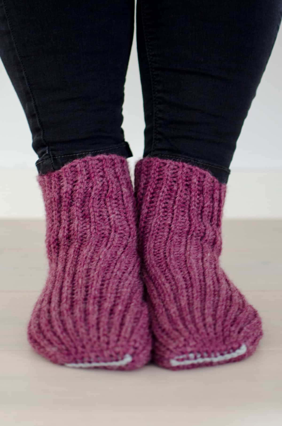 purple ribbed knit socks, white soles, black jeans, HD Phone Wallpaper
