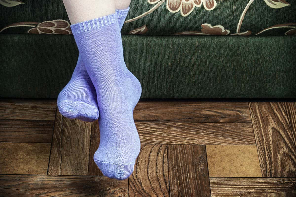purple socks, light purple socks, wooden floor, SD Desktop Wallpaper